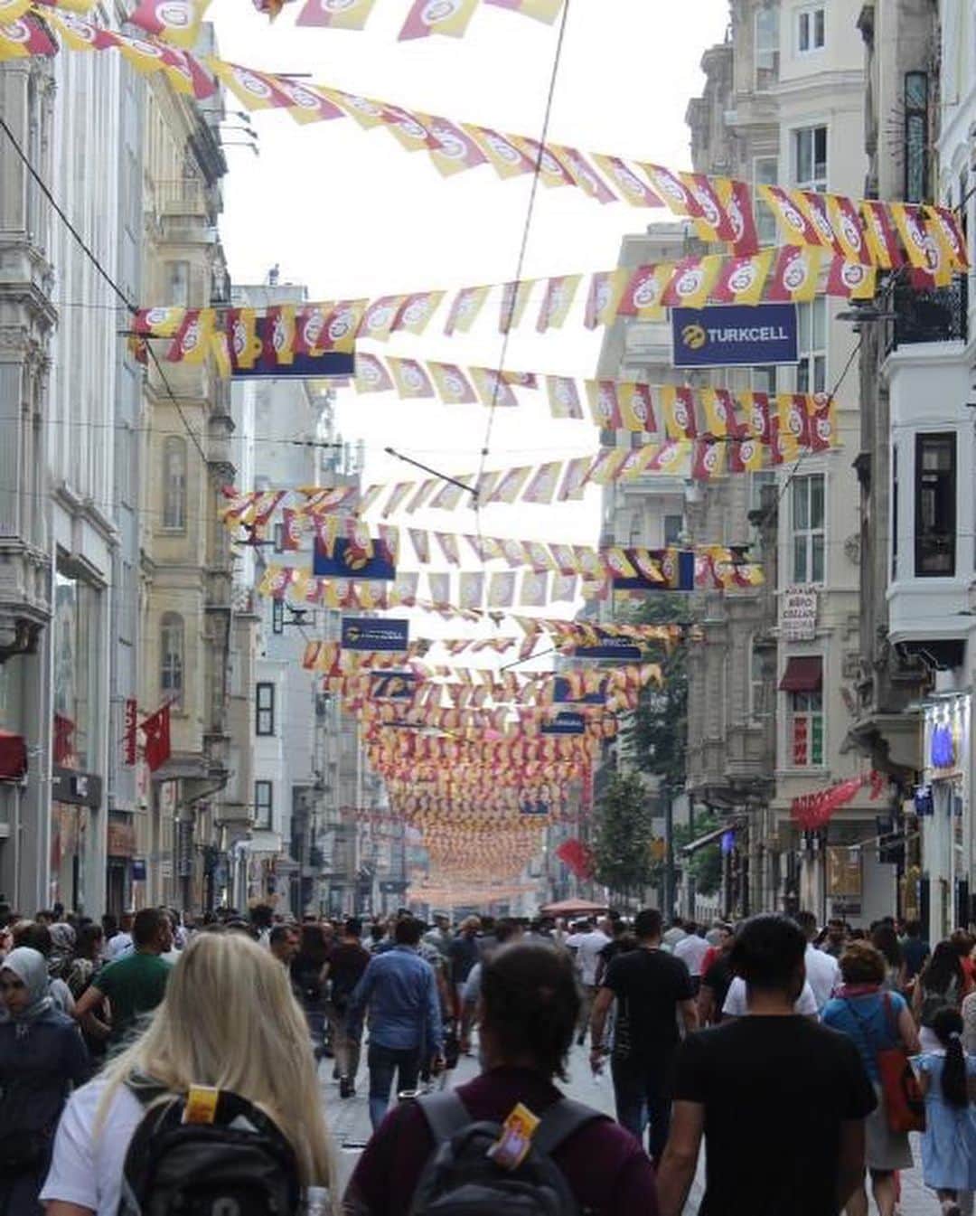 ガラタサライSKさんのインスタグラム写真 - (ガラタサライSKInstagram)「📸 Beyoğlu sarı & kırmızı! 💛❤ #AsBayraklarıAs」6月12日 23時50分 - galatasaray