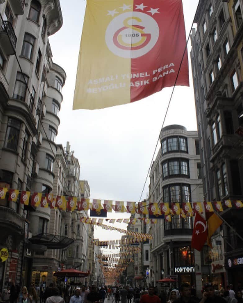 ガラタサライSKさんのインスタグラム写真 - (ガラタサライSKInstagram)「📸 Beyoğlu sarı & kırmızı! 💛❤ #AsBayraklarıAs」6月12日 23時50分 - galatasaray