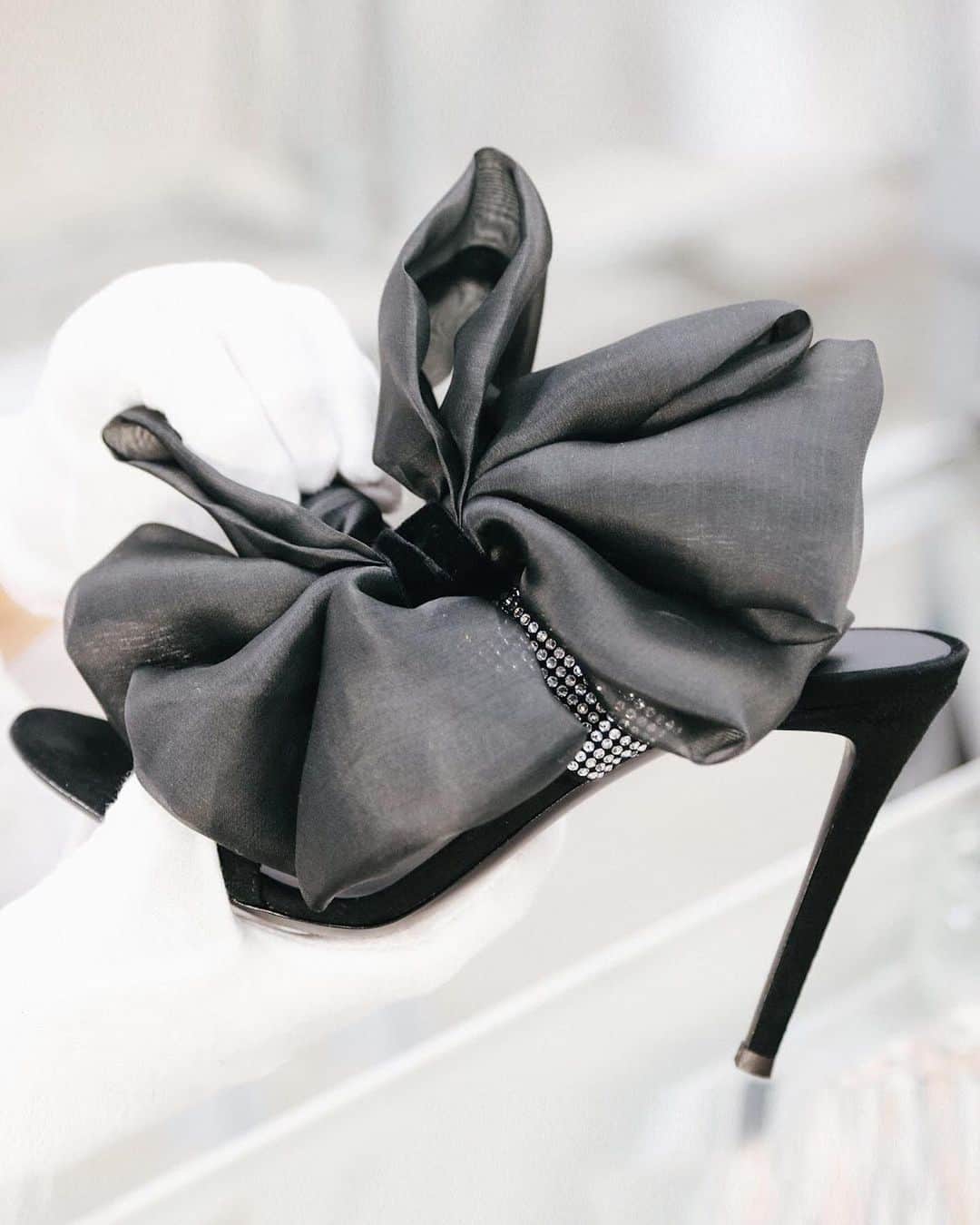 Giuseppe Zanotti Designさんのインスタグラム写真 - (Giuseppe Zanotti DesignInstagram)「Glamour is in the details. With its inherently chic oversized silk bow and delicate smattering of crystals, the AMABEL BOW is a statement-making beauty. #GiuseppeZanotti #GZFW19 #GZCraft」6月13日 0時01分 - giuseppezanotti