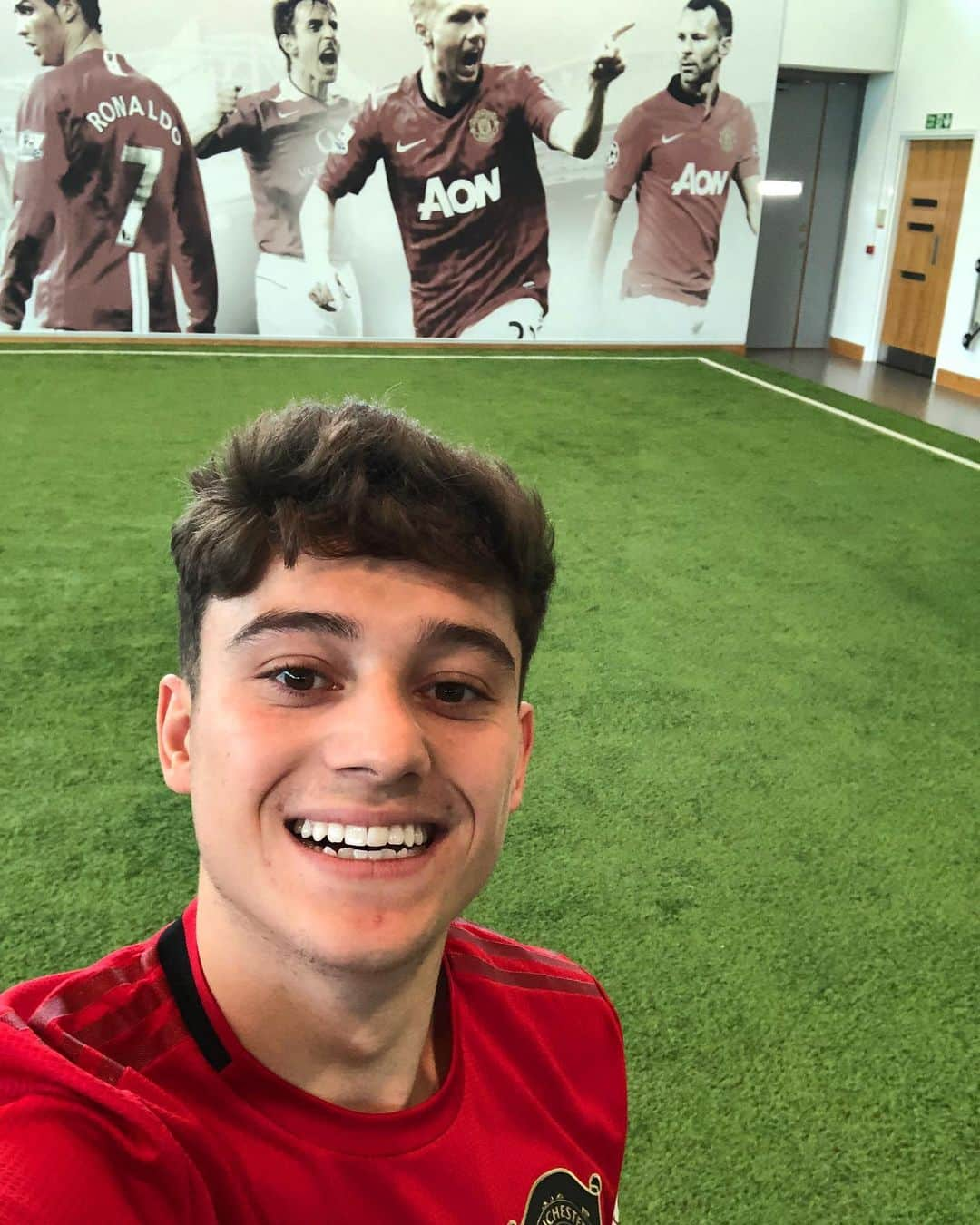 マンチェスター・ユナイテッドさんのインスタグラム写真 - (マンチェスター・ユナイテッドInstagram)「Not a bad wall to draw inspiration from, eh @Daniel_James97? 🤳 #MUFC」6月12日 23時55分 - manchesterunited