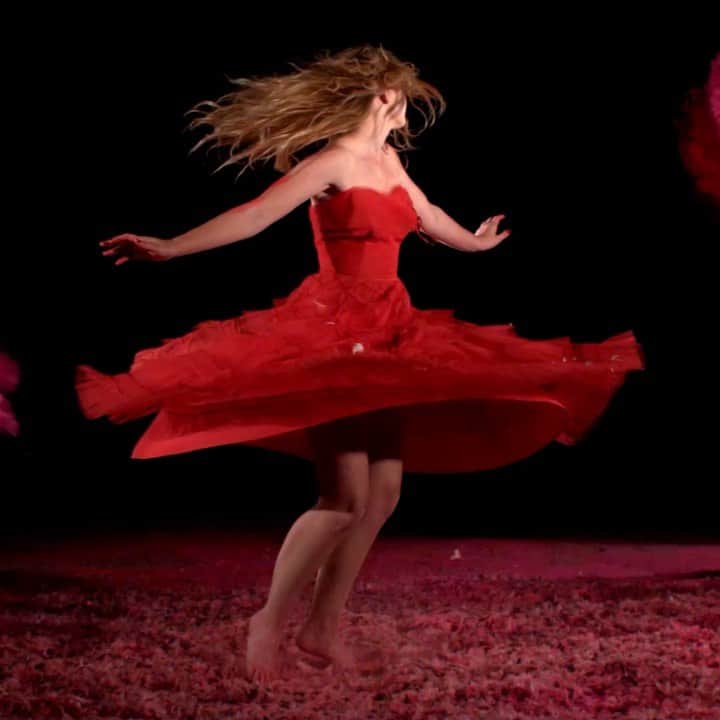 のインスタグラム：「Some people pretend to dance to seem happy and some people are just so happy they dance, which are you? There is nothing like being able to control time. This video was shot at 800 fps and @kathrynnewton did the perfect twirl. If you don’t know Kathryn you must be living under a rock as she is in everything these days. This was from my Chromatic series in 2013. A huge thank you to @kathrynnewton I couldn’t be more happy for you and all your success. Would you spin around in this powder for me?」