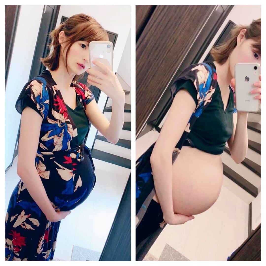 しほの涼のインスタグラム：「#妊娠9ヶ月 最後のお腹🤰💓 もう洋服着てても、ポンポコポン😂 少しお腹下がってきたかな?? あと1か月で予定日❣️🤰 まだ大きくなるのよね😳💦笑 ふー。笑  腰よ頑張れ💪😂 #マタニティワンピース #マタニティコーデ #臨月 #妊娠9ヶ月 #妊娠35週 #35w #35w4d #妊婦 #マタニティ #初マタ #プレママ #ママリ #令和ベビー #令和ベイビー #ぷんにー #ぷんにーコーデ #ぷんにーらいふ #ぷんにーすたいる #妊娠中 #妊娠後期 #妊娠記録 #マタニティママリ #マタニティ #マタニティアルバム #マタニティーファッション #初ママ #初ママlife #女の子ママ #女の子ベビー #女の子ママ予定」