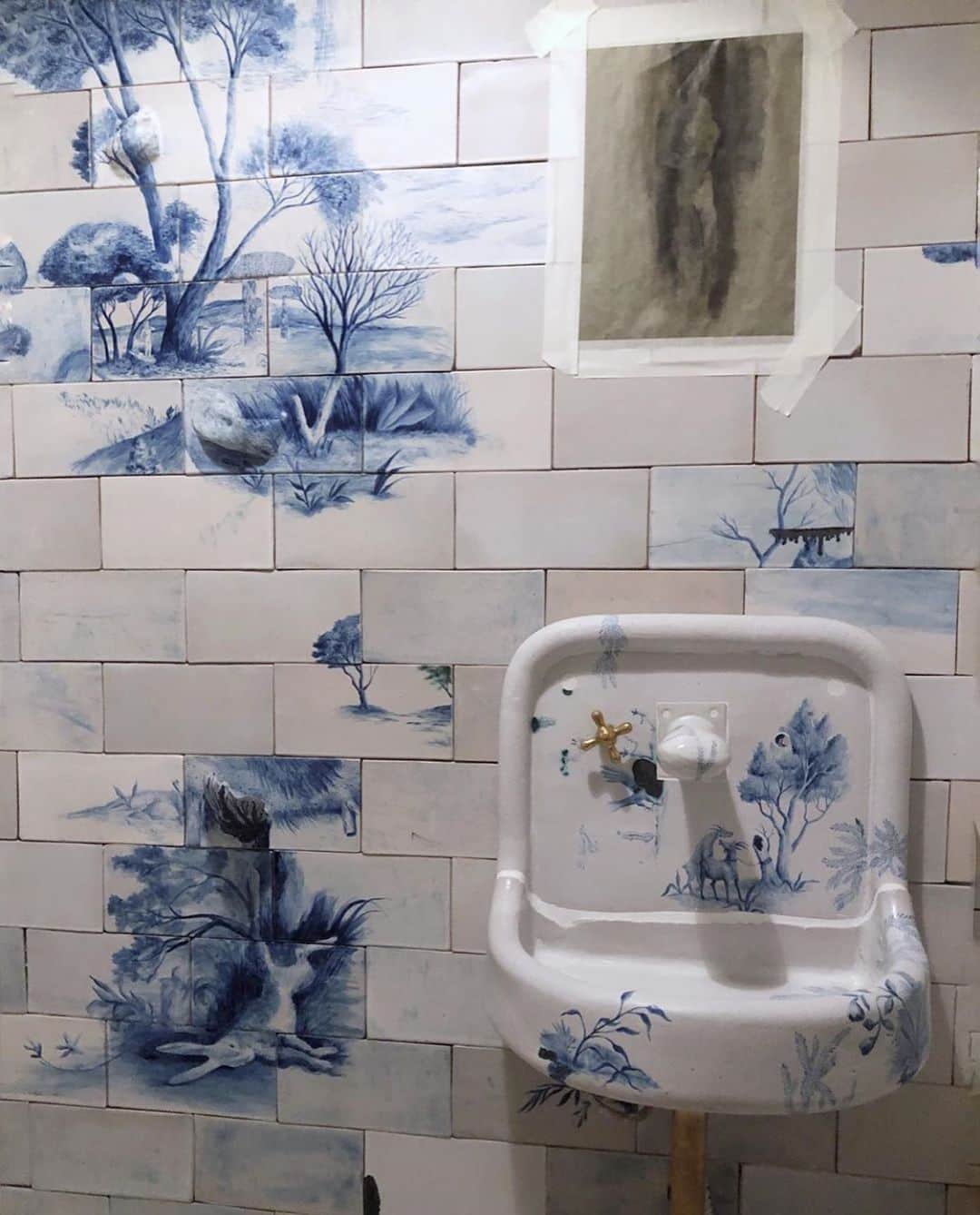 Camille Charriereさんのインスタグラム写真 - (Camille CharriereInstagram)「Hand painted tile bathroom of dreams by @thistylerhays @bddw_etc」6月13日 0時03分 - camillecharriere