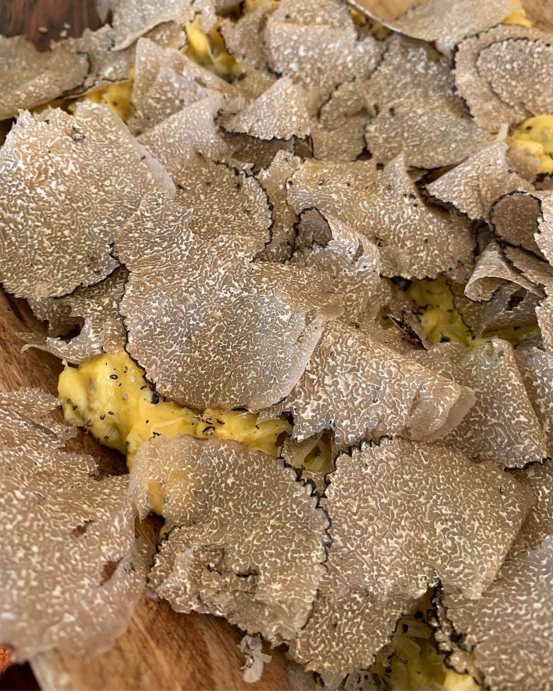 Amata Chittaseneeさんのインスタグラム写真 - (Amata ChittaseneeInstagram)「How-to Truffle Omelette by mama @prodantartufi 😍😍😍😍🍄 #pearypieสายแดก #croatia #truffle #trufflehunting #istria #pearypiearoundtheworld」6月13日 0時06分 - pearypie