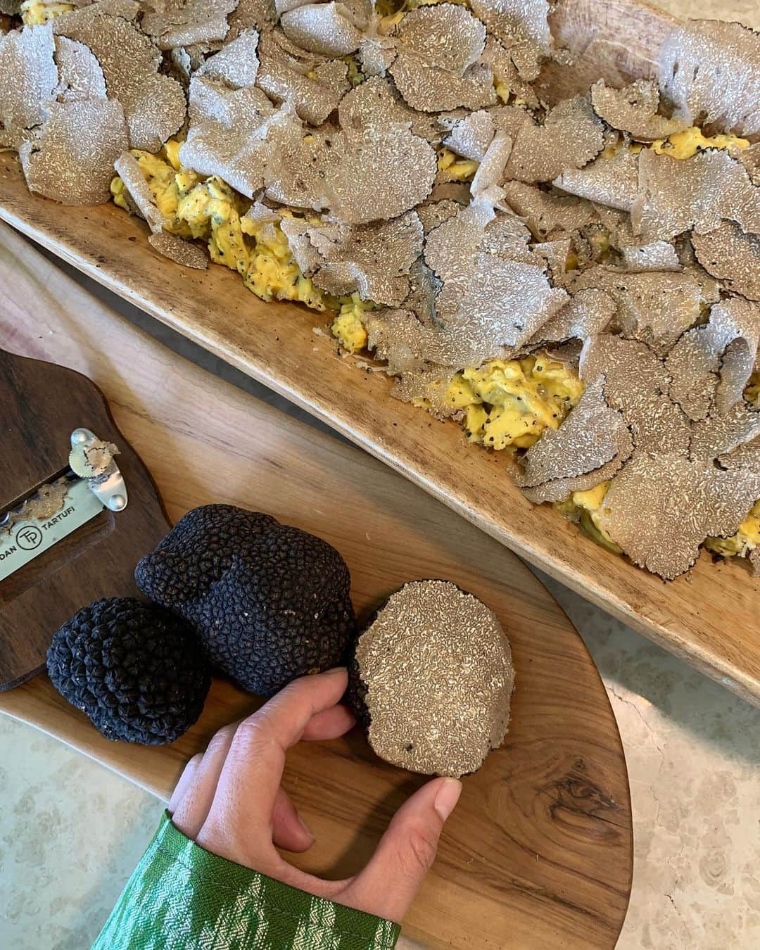 Amata Chittaseneeさんのインスタグラム写真 - (Amata ChittaseneeInstagram)「How-to Truffle Omelette by mama @prodantartufi 😍😍😍😍🍄 #pearypieสายแดก #croatia #truffle #trufflehunting #istria #pearypiearoundtheworld」6月13日 0時06分 - pearypie