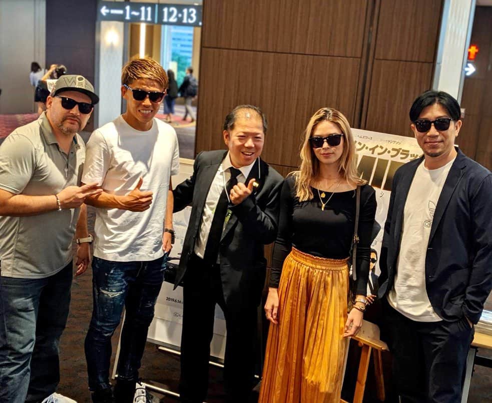 多村仁志さんのインスタグラム写真 - (多村仁志Instagram)「. 「メン・イン・ブラック : インターナショナル」をひと足お先にレクサス試写会にて鑑賞してきました🎬📽🥤🍿 ・ Sony Pictures Entertainmentさん、いつもありがとうございます。 ・ @sonypicturesjp @sonypictures #sonypictures #movie #movies #映画 #meninblack #meninblackinternational @lexususa #lexus #試写会 ＭＩＢが劇中に使用していた #sunglasses #サングラス 記憶を消されないように…😎 #6月14日 #日米同時公開 皆さんも是非劇場へ ・ そして、一緒に鑑賞した #Lifestylemodel #栗原ジャスティーン @shell.jay #Soccerplayer #J1League #FC東京 #太田宏介 @kosuke_ota_official @landroverjpn #jaguarlandrover @bachimcc @sonypicturesjp #sonypictures @sasaguusui」6月13日 0時08分 - hit_tamu