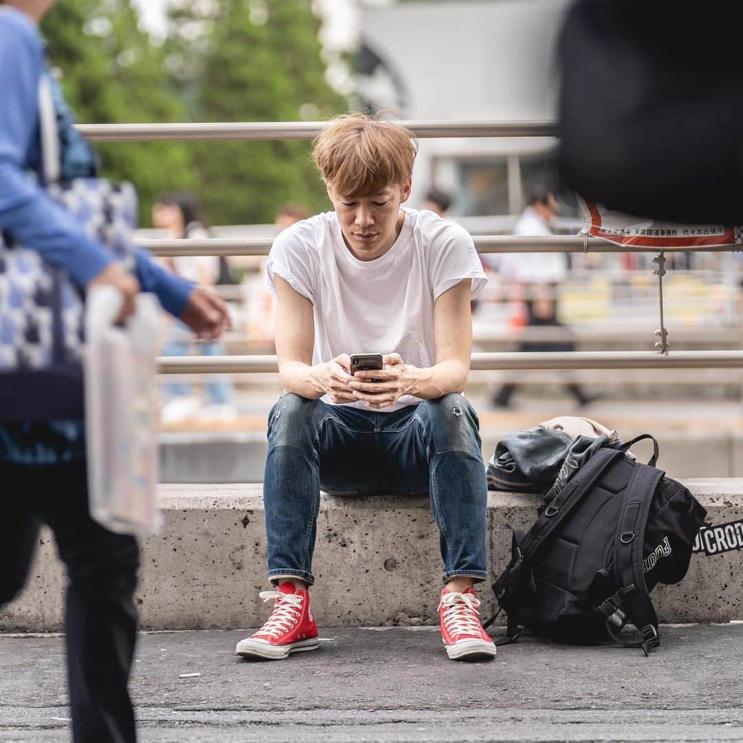 DJ U-ICHIのインスタグラム：「. #small #happiness #trip . . . . _________________________________ #tokyo #nagoya #fukuoka #japan #tokyocameraclub #red #convers  #streetphotography #sonya7riii  #portraitvision #portraitfestival  #portraitpage #portraitmood #moodyportraits #ourportraitsdays #lifeportraits _________________________________ 📷 @yuta_photo_0823 #白tオーディション  #白tはヘインズ #ヘインズでハワイ旅行」