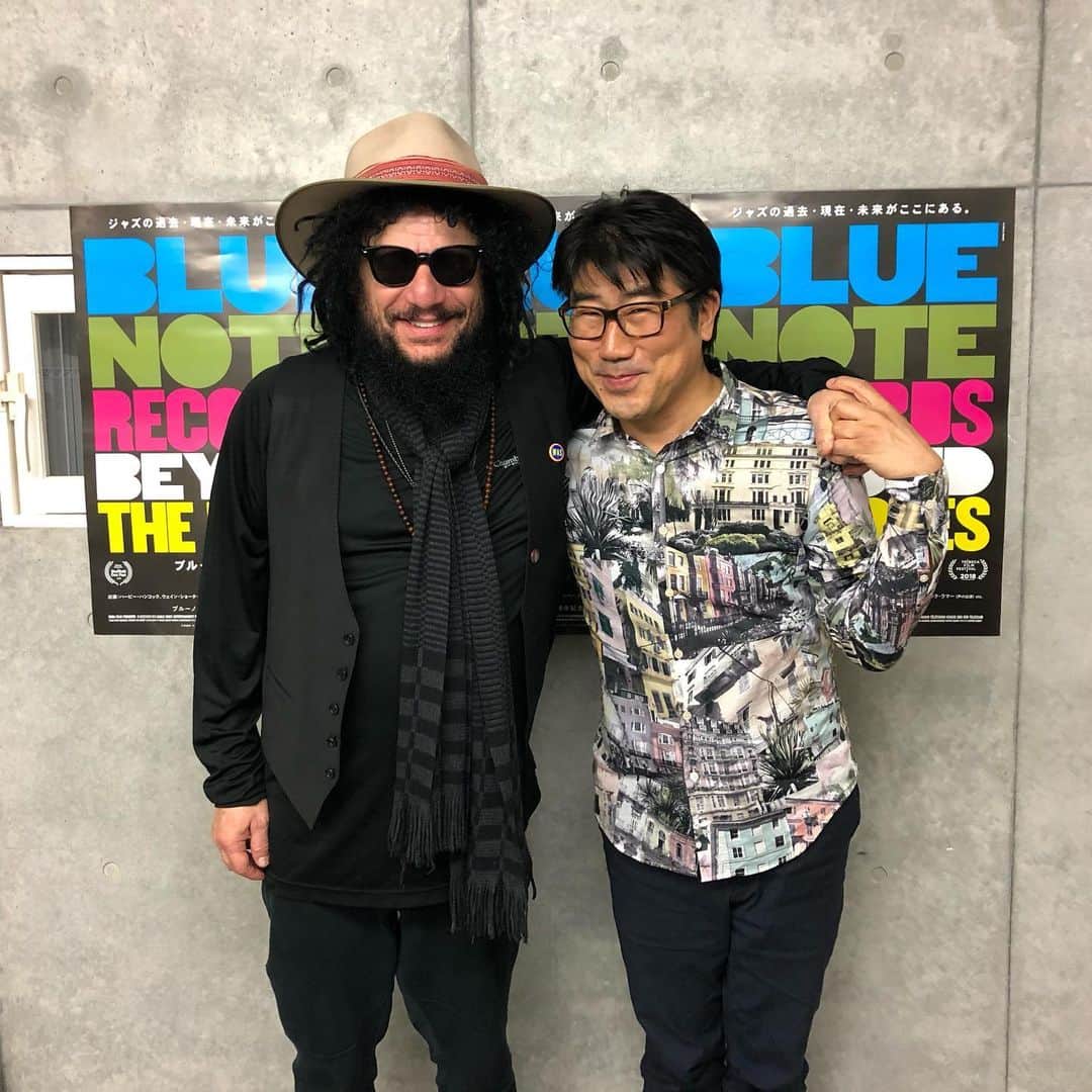 亀田誠治のインスタグラム：「大好きなプロデューサー、ドン・ウォズと一緒に「ブルーノート・レコード  ジャズを超えて」のプレミアでトークをしました！バックステージでもずっと音楽談義に花が咲きました。やっぱり音楽が好きな人は信用できるねぇ😌。ドンは終始ニコニコ笑顔でおだやかで最高にオープンマインドなプロデューサーでした。今日のトークショーは #jwave #stepone813 で6月27日に放送されます！聞いてね！😙」