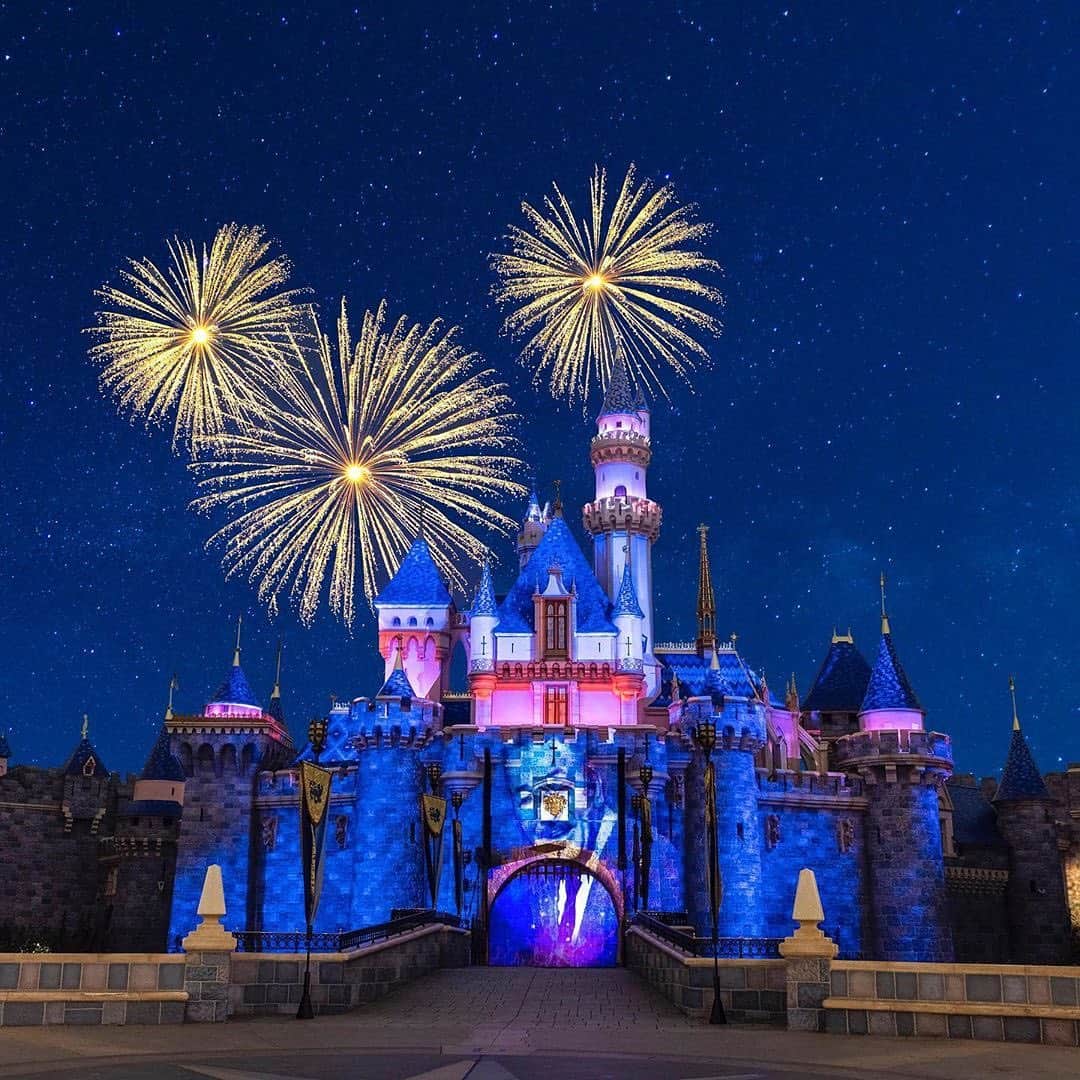 のインスタグラム：「The fabulous, Disneyland Forever Fireworks have returned. Your #HappiestPlace photos this week have been extra magical! ✨  Keep tagging your #Disneyland Classics photos with #HappiestPlace for a chance to be featured. (Photo: @wingchunjourney)」
