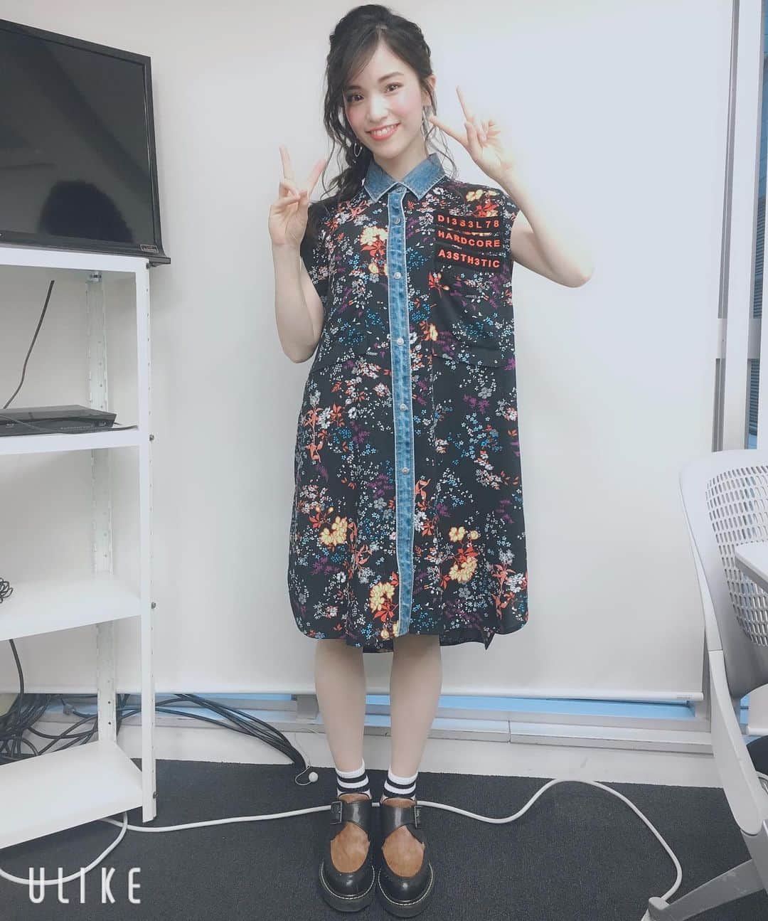 のインスタグラム：「Cover GirlのＭＶの衣装 ほんとに全部可愛くて🥳 中でも1枚目の写メのはお気に入りでした✨  なかなか普段着ない服を着れて 撮影あっという間だったなぁ😳  #covergirl #仮谷八変化」