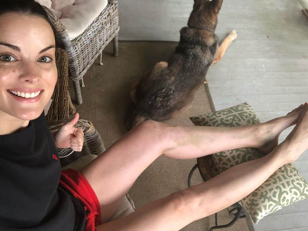 ジェイミー・アレクサンダーさんのインスタグラム写真 - (ジェイミー・アレクサンダーInstagram)「So grateful for my healing. 🙏🏻And for Blue 🐕 #aclrecovery」6月13日 0時27分 - jaimiealexander