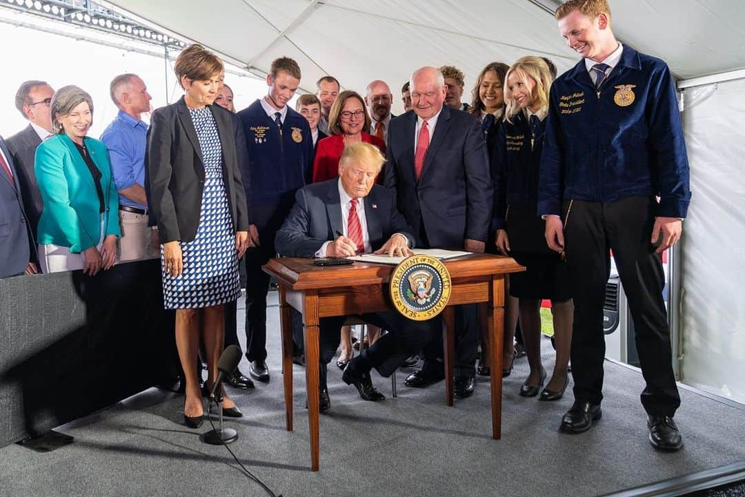 ドナルド・トランプさんのインスタグラム写真 - (ドナルド・トランプInstagram)「Yesterday, in Iowa - it was my great honor to sign an executive order to speed up reviews of biotechnology so that farmers can get access to critical scientific advances FASTER, and reap the full benefits of American innovation for years to come!」6月13日 0時27分 - realdonaldtrump