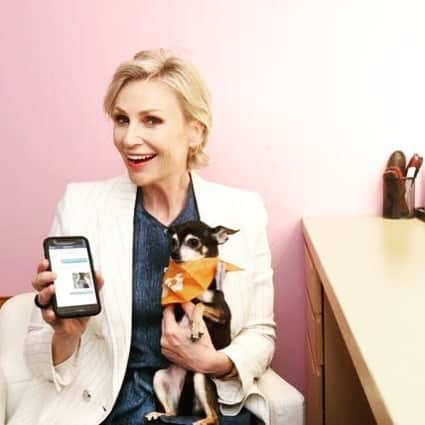 ジェーン・リンチさんのインスタグラム写真 - (ジェーン・リンチInstagram)「It’s hard to know exactly when to bring your pet to the veterinarian, even for a pet lover like me. @BanfieldPetHospital is launching its new telehealth service, Vet Chat™, that allows pet owners to nix the net and text a vet. Optimum Wellness Plan® clients will now have access to #AskRealVets anytime, anywhere through the Banfield mobile app. Learn more about the program and how to become an OWP client through the link in my bio. #BanfieldPetHospital #PaidAd https://bit.ly/2wuI1IK」6月13日 0時22分 - janelynchofficial