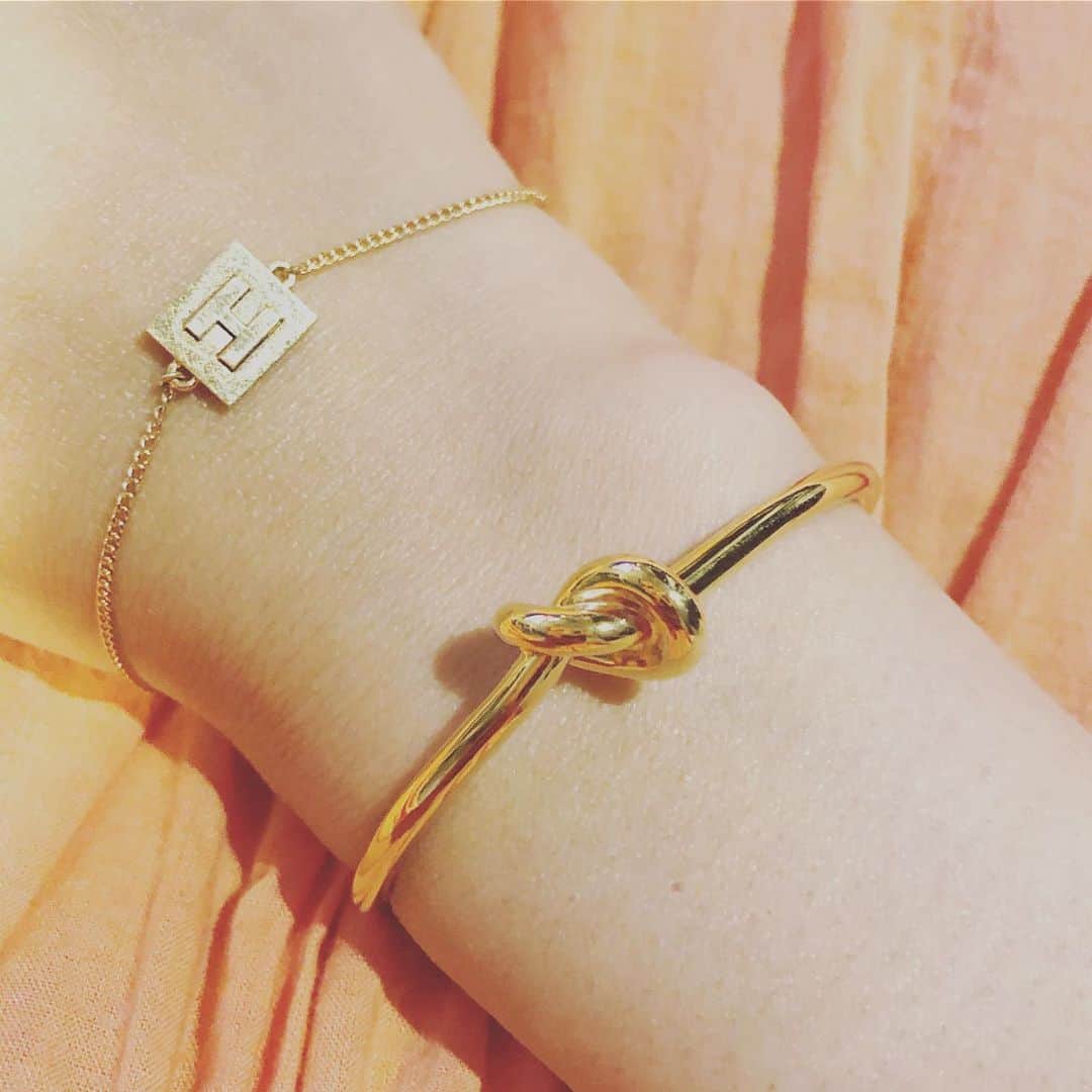 阿部洋子さんのインスタグラム写真 - (阿部洋子Instagram)「👯‍♀️ 最近のお気に入り♥ #ごほうび  #bracelet #jewelry  #celine」6月13日 0時24分 - hirocoring