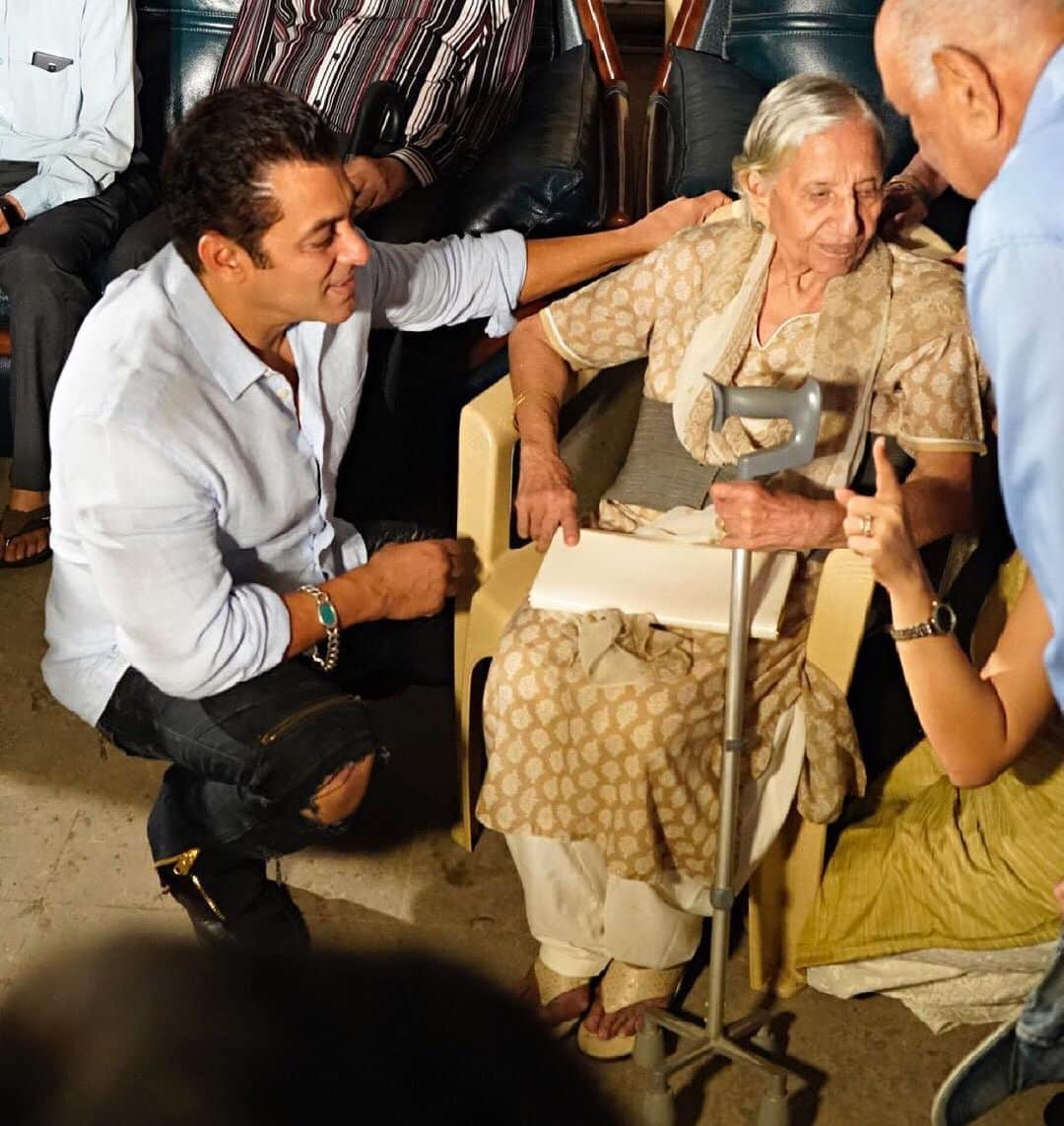 サルマン・カーンさんのインスタグラム写真 - (サルマン・カーンInstagram)「Special screening of #Bharat for the real families who experienced the events of 1947 and the partition. Honoured to meet all of them! Salute to the real #Bharat families」6月13日 0時36分 - beingsalmankhan