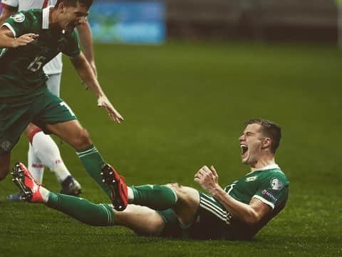 パディ・マクネアのインスタグラム：「What a night💚 So happy to score my first international goal⚽️@northernireland #gawa #1-0」