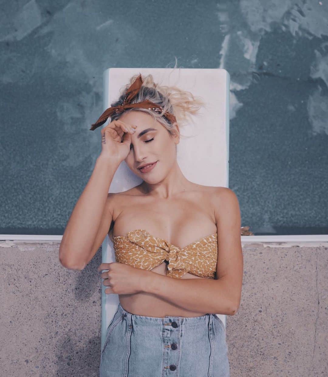 のインスタグラム：「“And so with the sunshine and the great bursts of leaves growing on the trees, just as things grow in fast movies, I had that familiar conviction that life was beginning over again with the summer.” 🌻 F. Scott Fitzgerald  @arthurtparra 📸」