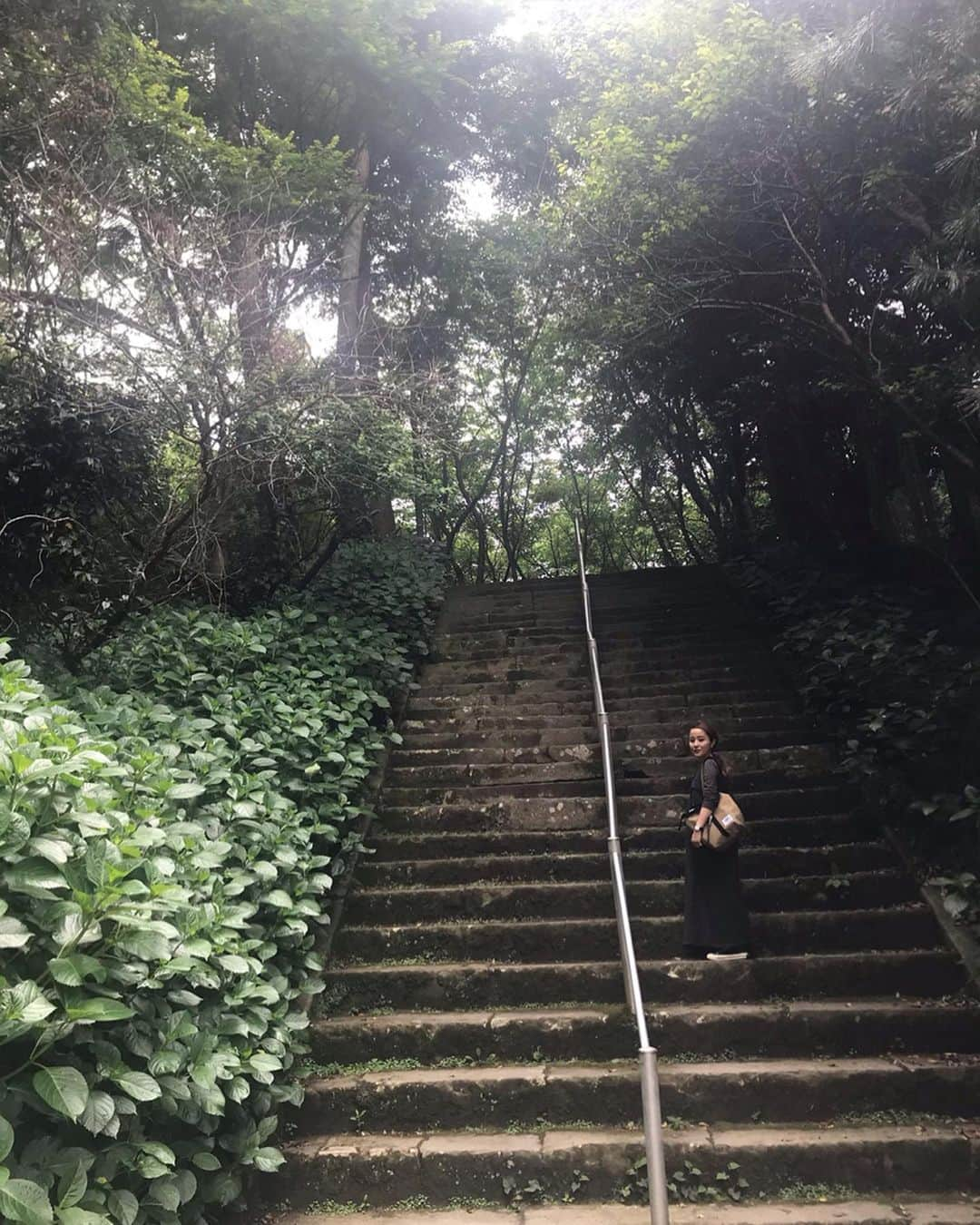 井上花実さんのインスタグラム写真 - (井上花実Instagram)「✍️母と旅行1日目 糸島の桜井神社⛩ 糸島ってまず島じゃないって知ったのはたぶん5年くらい前。 お洒落な海沿いじゃなく山方面にある櫻井神社⛰ 黒田家ゆかりの神社らしく、⛩ 伊勢神宮から鳥居をもらってるんだって✨ で、どれがそうなのかわからず🌚💬でもカッコいい神社で感動🥺とか言いつつ、 神社を撮らず自分たちばかり撮りまくってました🤦‍♀️ ひんやり澄んだ空気で涼しかった🎐✨ : #櫻井神社#⛩#神社#神社巡り#糸島#糸島ドライブ#糸島観光#糸島巡り#糸島市#福岡県糸島市#母と旅行#旅行#福岡県」6月13日 0時30分 - hana87_mi3