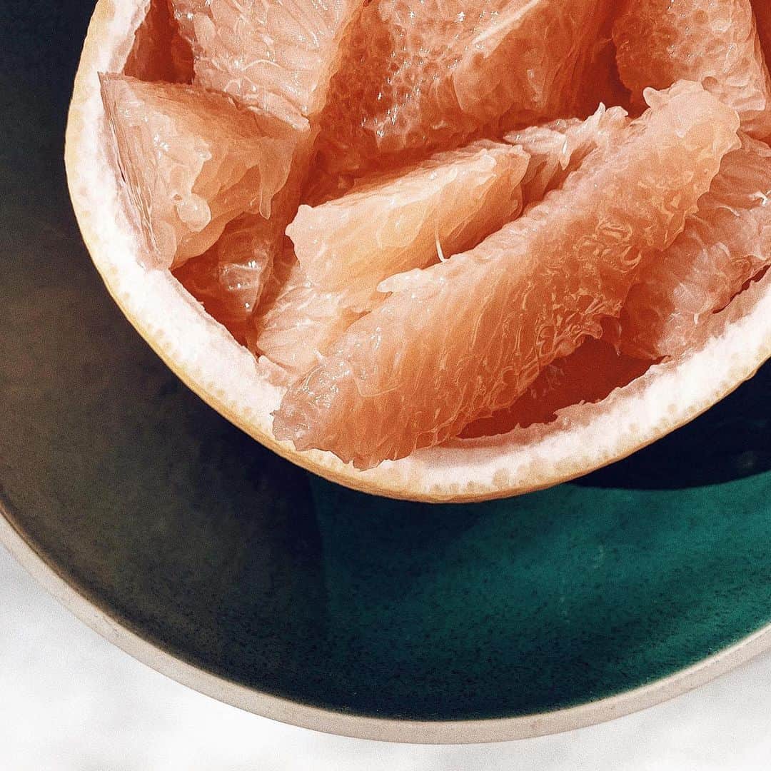 のインスタグラム：「カルフォルニアの柑橘ってまじで美味い。  砂漠地帯で朝から水々しいフルーツを食べられる幸せ。  東京にもそういうお店あったら良いのにな。  #parkerpalmsprings #breakfast #palmsprings」