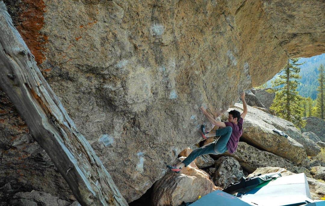ポール・ロビンソンのインスタグラム：「Such a fun time at the basin the other day with @punkaca . I had always wanted to check the glass tower boulder out and it did not disappoint. Check out a video from the session on my #YouTube channel. Link in bio. #bouldering」