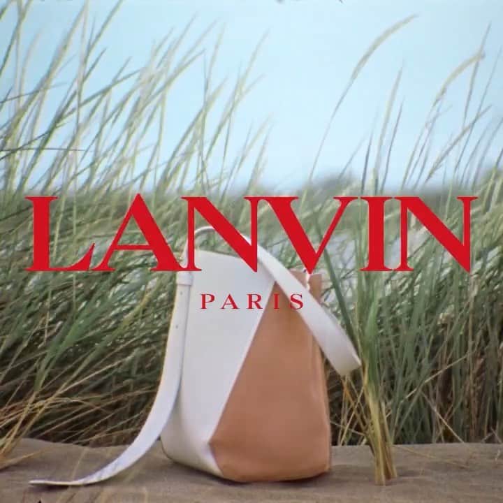 ランバンのインスタグラム：「THE HOOK — The sand bucket, as seen by @brunosialelli.  Film by @quentinsaunier #LanvinFW19」