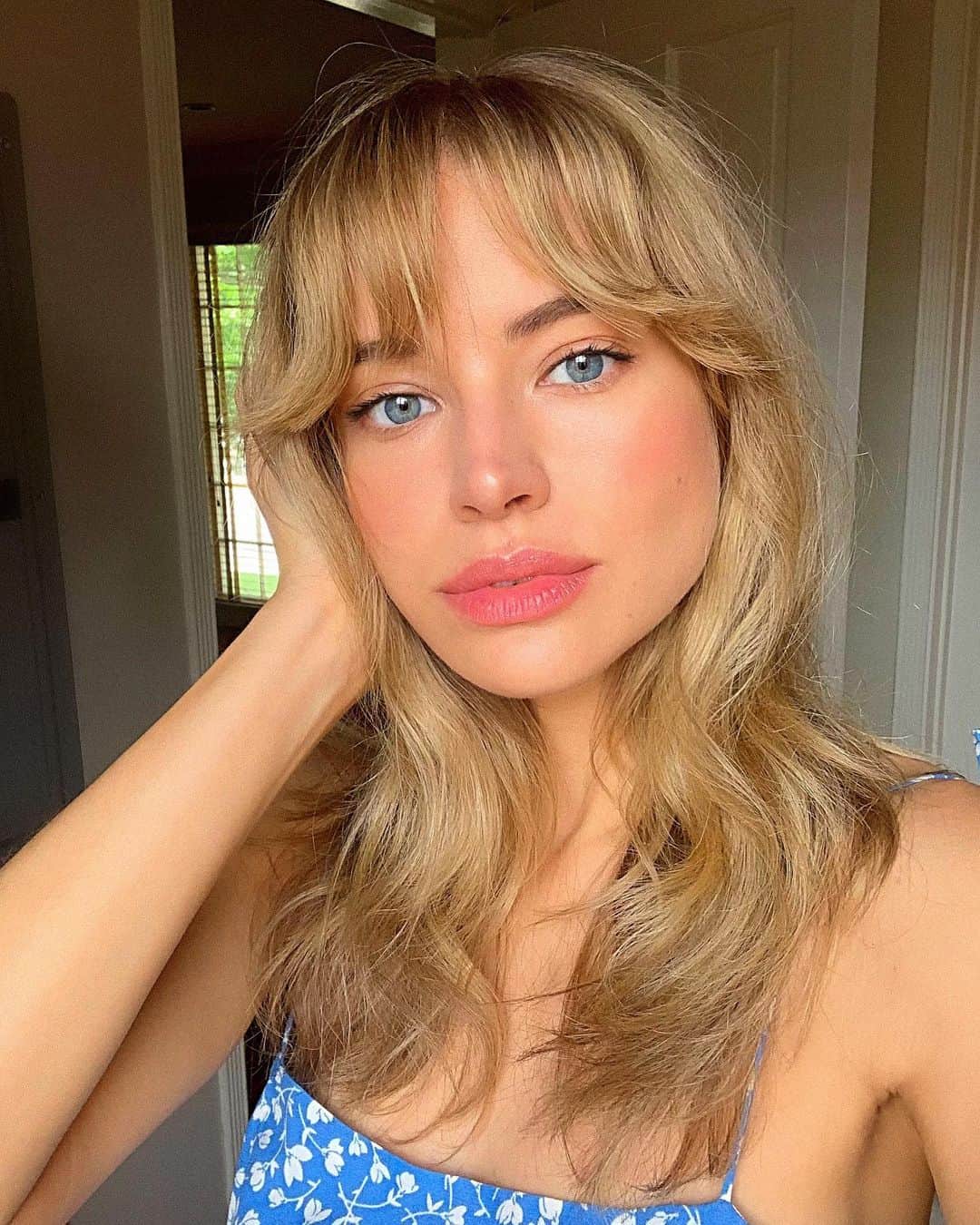 タニヤ・ミティアッシーナのインスタグラム：「🐣my bangs are going places🐥 @genochapman」