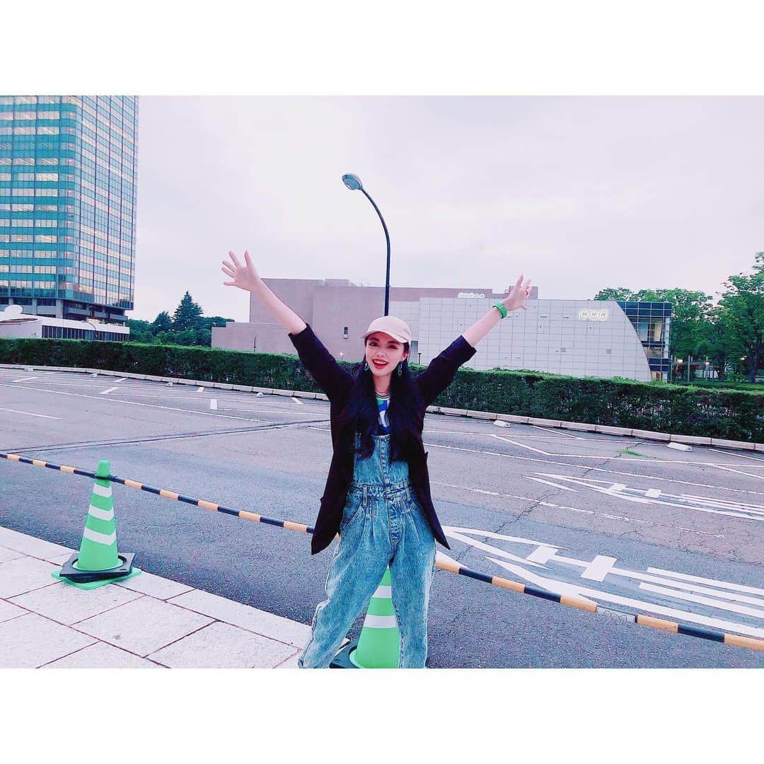 野崎夏帆のインスタグラム：「🎤﻿ ﻿ 本日は純烈さんの単独コンサート観にNHKホールへ！﻿﻿ ﻿﻿ 過去最多人数を満員御礼...😳！﻿﻿ ステージは二部制で大変圧倒されました！﻿﻿ 楽しかったぁ☝️﻿﻿ ﻿﻿ 同じく渋谷にて開催する﻿﻿ ７／６の自分の単独ライブも﻿﻿ 満員御礼になるように頑張ろうと改めて思いました！﻿﻿ ﻿﻿ もうすぐ20日切るのね...﻿﻿ ﻿﻿ 皆様！７／６の昼は渋谷LOFT HEAVENへお集まりください！﻿﻿ ﻿﻿ ﻿﻿ #歌謡曲#ムード歌謡#憧れの方々#いつも元気もらえる場所#渋谷#SHIBUYA」