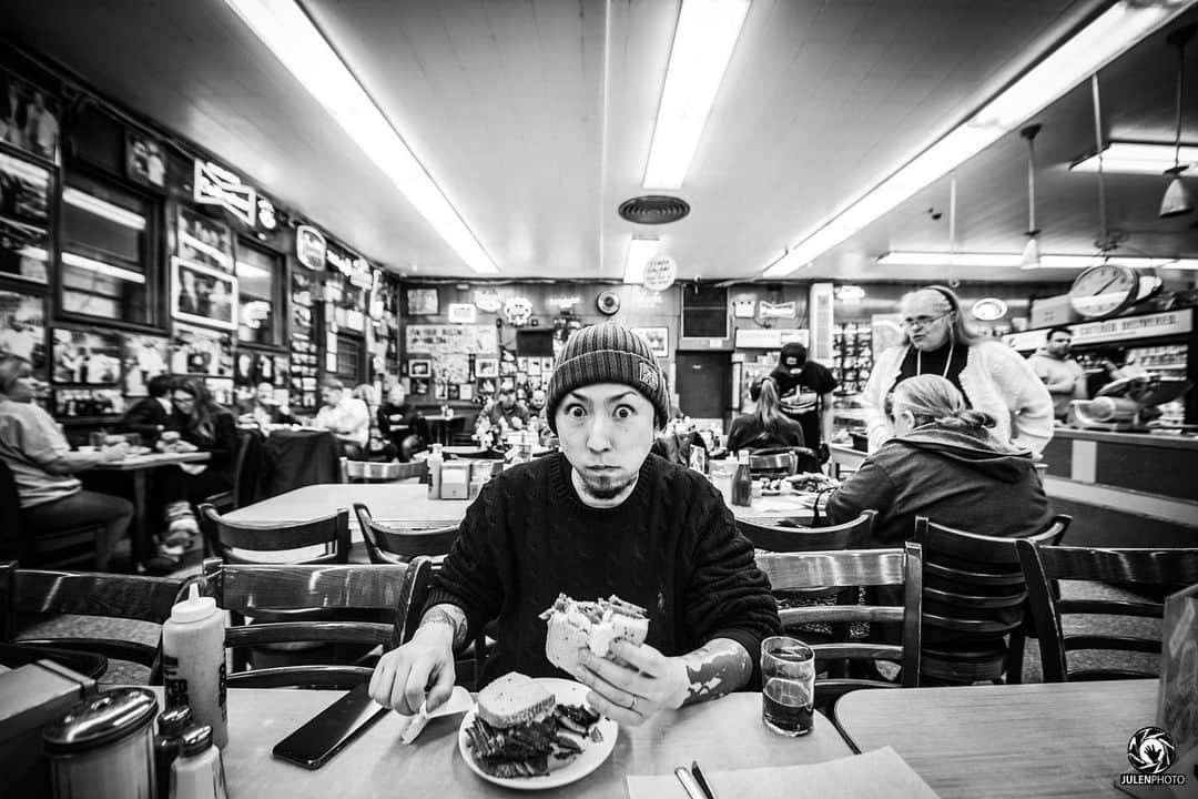 Julen Esteban-Pretelのインスタグラム：「I got to hang out with @mahfromsim in early 2018 when he visited NYC for a few days. I took him to legendary @katzsdeli for a delicious pastrami sandwich. You cannot tell from this photo, but it was -15C outside. 🥶 #TOURDREAMS #julenphoto #sim #katzdeli  Shot with @nikonjp: Nikon D610, Nikkor 14-24mm f/2.8, ISO800, 14mm 1/125s at f/2.8, no flash #nikon #nikonjp #clubnikonjapan」