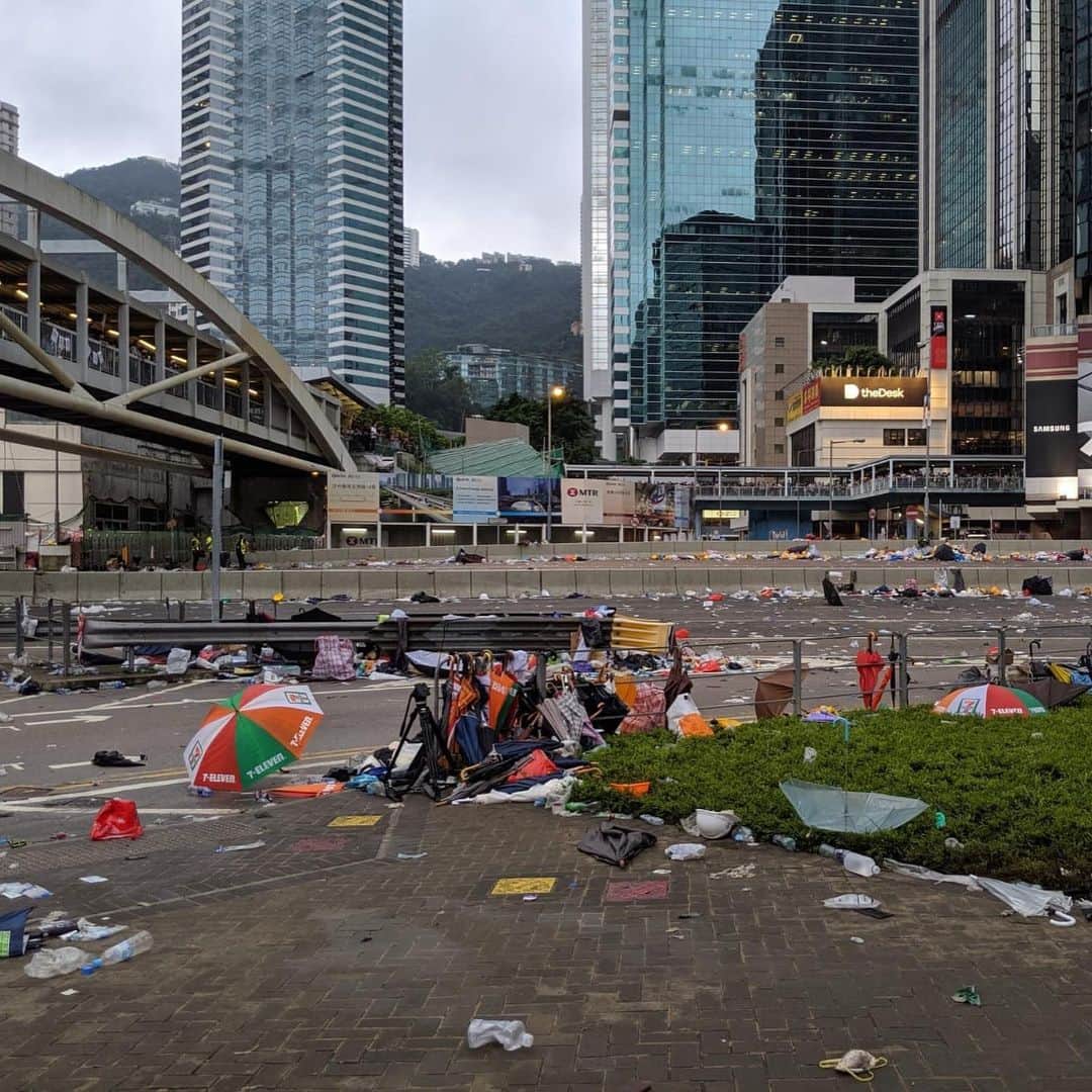 CNNさんのインスタグラム写真 - (CNNInstagram)「Police officers took a break after four consecutive days of trying to contain massive protests in Hong Kong. On Wednesday, tens of thousands of people surrounded government buildings and forced officials to postpone debate over a controversial bill that would allow extraditions to mainland China. Critics say the measure would leave anyone on Hong Kong soil vulnerable to persecution by Chinese authorities and undermine the semi-autonomous city's independent legal system. Swipe through ➡️ to see more from the protests. Check out our Instagram story to learn more ⬆️ (📸: CNN)」6月13日 6時32分 - cnn