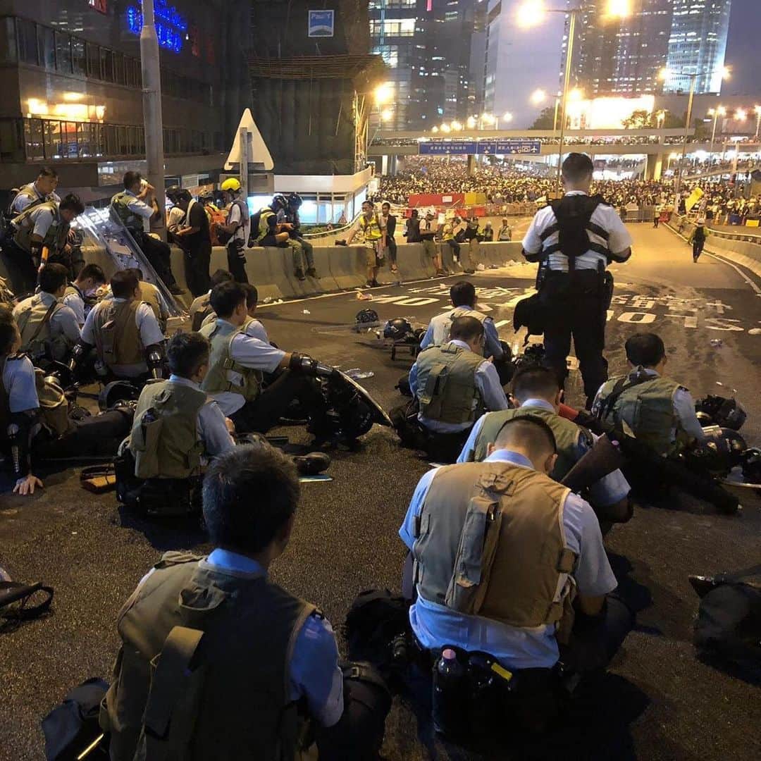 CNNさんのインスタグラム写真 - (CNNInstagram)「Police officers took a break after four consecutive days of trying to contain massive protests in Hong Kong. On Wednesday, tens of thousands of people surrounded government buildings and forced officials to postpone debate over a controversial bill that would allow extraditions to mainland China. Critics say the measure would leave anyone on Hong Kong soil vulnerable to persecution by Chinese authorities and undermine the semi-autonomous city's independent legal system. Swipe through ➡️ to see more from the protests. Check out our Instagram story to learn more ⬆️ (📸: CNN)」6月13日 6時32分 - cnn
