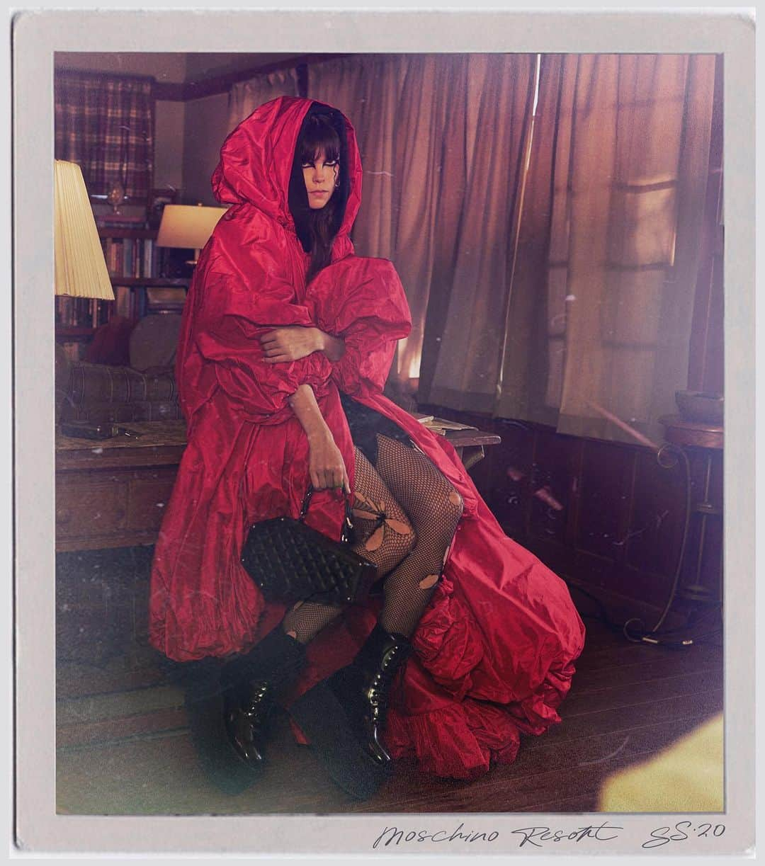 ジェレミー・スコットさんのインスタグラム写真 - (ジェレミー・スコットInstagram)「IT’S THE FOREST WHO SHOULD BE SCARED NOT LITTLE RED RIDING HOOD ! @omgitsmeg @moschino 💃🏻⚰️」6月13日 1時11分 - jeremyscott