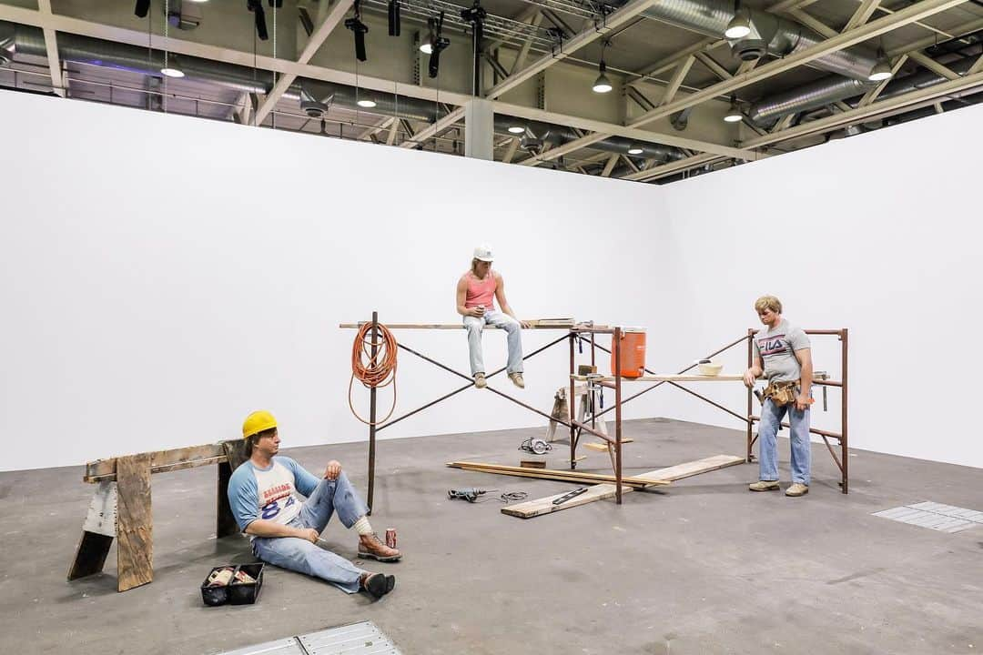 ガゴシアン・ギャラリーさんのインスタグラム写真 - (ガゴシアン・ギャラリーInstagram)「#ArtBaselUnlimited: Duane Hanson's diorama, "Lunchbreak" (1989), is on display at Art Basel Unlimited 2019.  Hanson’s “Lunchbreak” was part of the exhibition “I Don’t Like Fiction, I Like History” on view last year at Gagosian, Beverly Hills. In a recent Gagosian Quarterly feature, Benjamin Nugent examines the life-sized diorama and reflects on questions of verisimilitude and American life in Hanson’s work. Read the piece via the link in our bio! __________ #DuaneHanson #ArtBasel #Gagosian #GagosianQuarterly @artbasel @ocula.art Duane Hanson, “Lunchbreak,” 1989, polyvinyl, polychromed in oil, with mixed media and accessories, overall dimensions variable © 2018 Estate of Duane Hanson/Licensed by VAGA at Artists Rights Society (ARS), New York. Photo: @charlesroussel」6月13日 1時05分 - gagosian