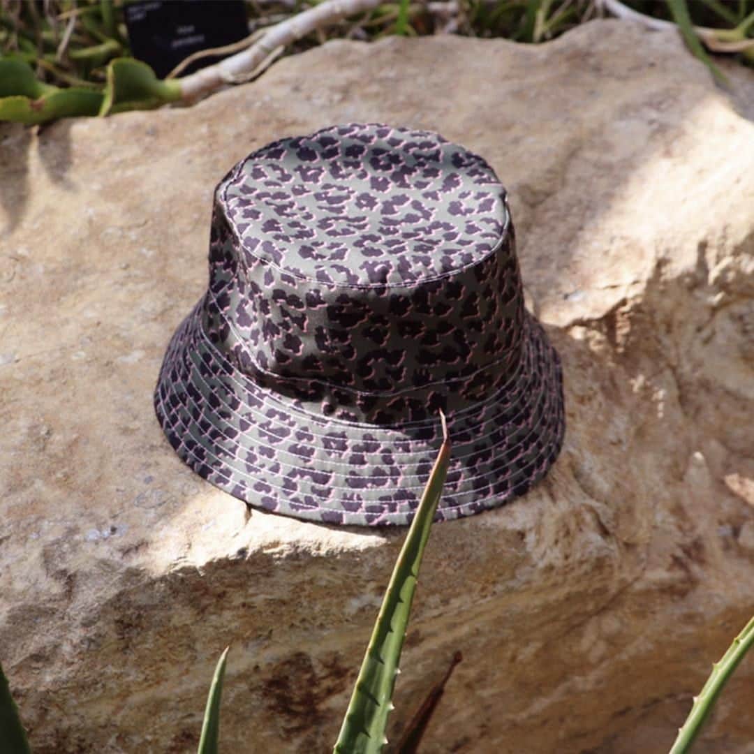 アクセサライズのインスタグラム：「Make your look a throwback to fashion’s favourite era with our 90s-inspired leopard-print bucket hat. With its reversible feature, you can switch from standout print to plain black. 🔍: 6912682300. Tap the link in the bio to shop now.  #Accessorize」
