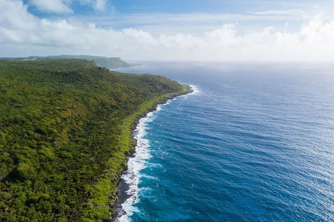 National Geographic Travelさんのインスタグラム写真 - (National Geographic TravelInstagram)「Photo by @mborowick | High above the Marbo Cliffs on the Eastern coast of Guam, we can almost see the end of the island in the Western Pacific Ocean. Standing at only 210 square miles, it has a population of over 165,000 people. Guam is home to many Chamorro villages and ancient latte-stone pillars. The island is also known for its incredible tropical beaches, jungles, and turquoise waters. #guam #marbocliffs #travel #adventure #explore」6月13日 1時12分 - natgeotravel