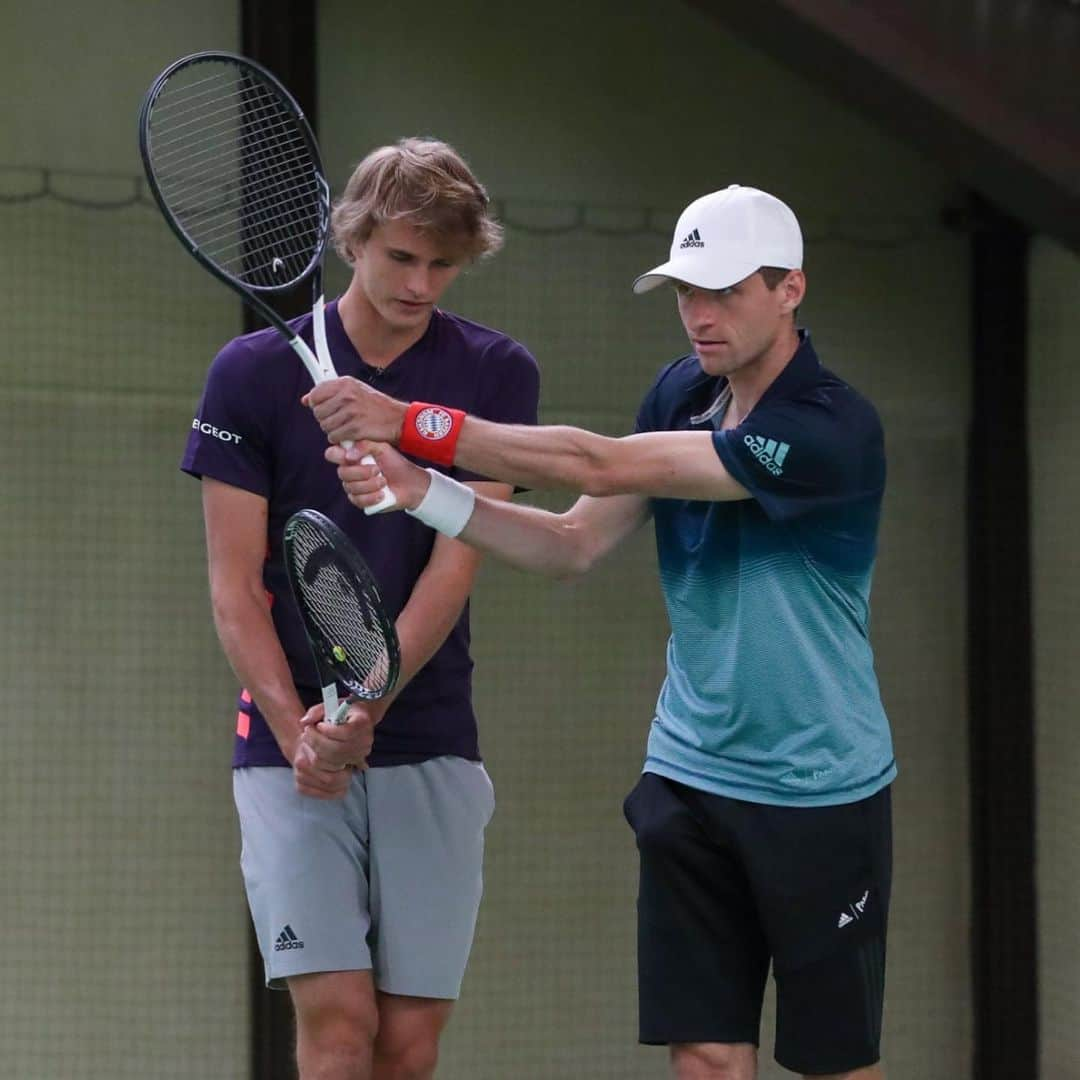 バイエルン・ミュンヘンさんのインスタグラム写真 - (バイエルン・ミュンヘンInstagram)「Game, Set & #ThoMats ❗🎾 . Our new tennis challenge with @alexzverev123 ! Link in Bio. 😁 . #FCBayern #MiaSanMia #Müller @esmuellert #Hummels @aussenrist15 #Tennis #FCBayernOpen #FCBayernWorldTourMasters」6月13日 1時13分 - fcbayern