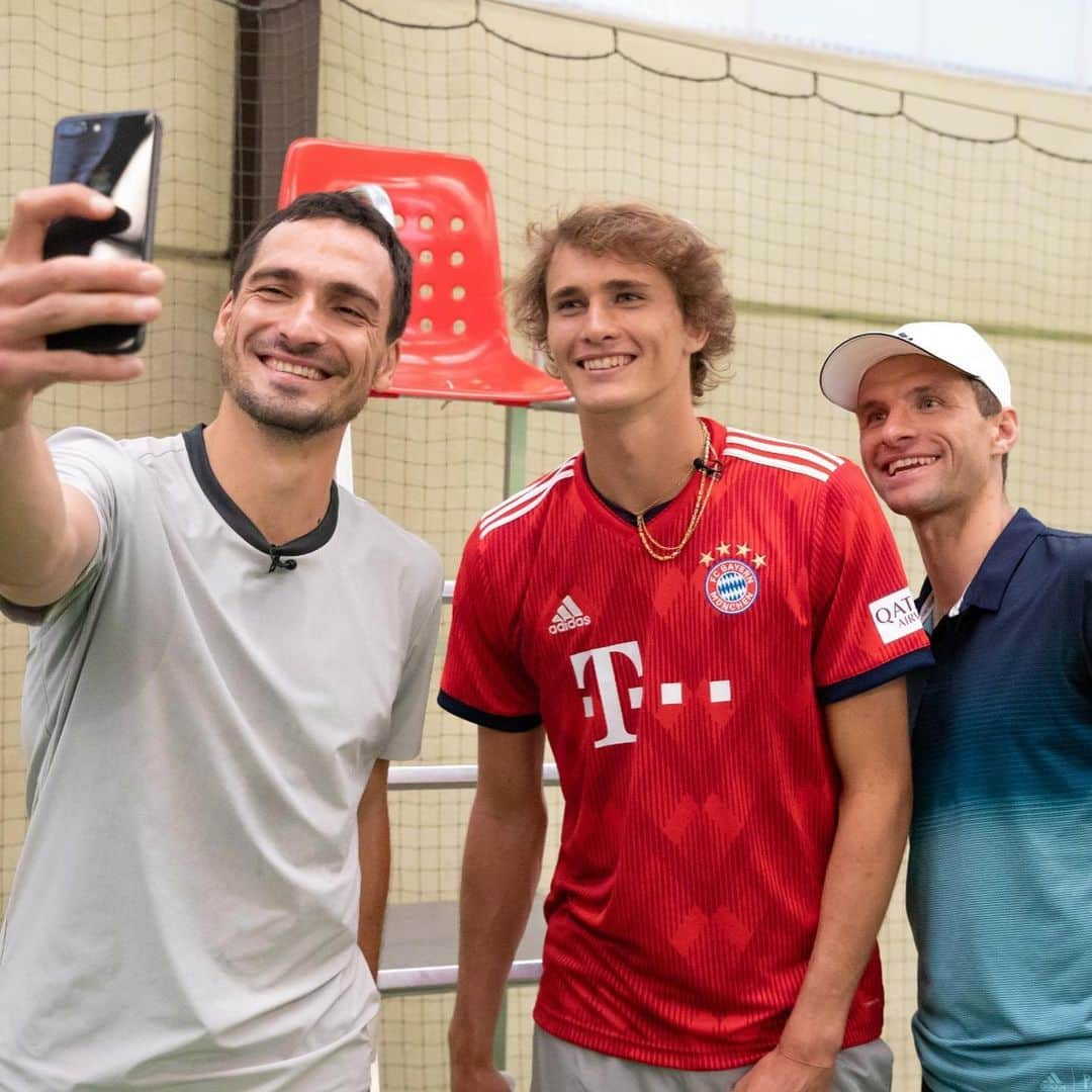 バイエルン・ミュンヘンさんのインスタグラム写真 - (バイエルン・ミュンヘンInstagram)「Game, Set & #ThoMats ❗🎾 . Our new tennis challenge with @alexzverev123 ! Link in Bio. 😁 . #FCBayern #MiaSanMia #Müller @esmuellert #Hummels @aussenrist15 #Tennis #FCBayernOpen #FCBayernWorldTourMasters」6月13日 1時13分 - fcbayern