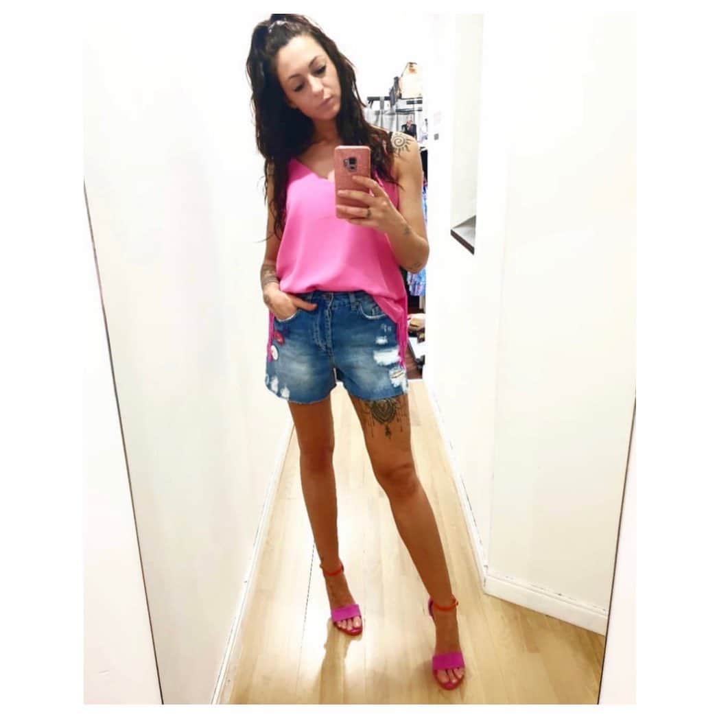 のインスタグラム：「#islo #isloshoes #isloisabellalorusso #shoes #sandals #suede #heels #highheels #tacchi #tacchialti #shop #shopping #negozio #rivenditore #look #outfitoftheday #fucsia #fashion #style #madeinitaly #shoppingonline #shoponline #soraya #staytuned」