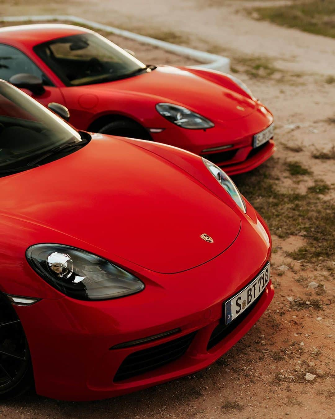 Porscheさんのインスタグラム写真 - (PorscheInstagram)「Two Porsche experienced petrol heads clearing their minds on the open road. @alvarosolermusic and @turbokyoko enjoyed the puristic driving performance of the 718 T along the Portuguese coast line. #Porsche #718T #Porsche718T #gonedriving #digitaldetox  __  Combined fuel consumption in accordance with EU 6: 718 T models: 8,2-7,9 l/100 km, CO2 emissions: 187-180 g/km」6月13日 1時17分 - porsche