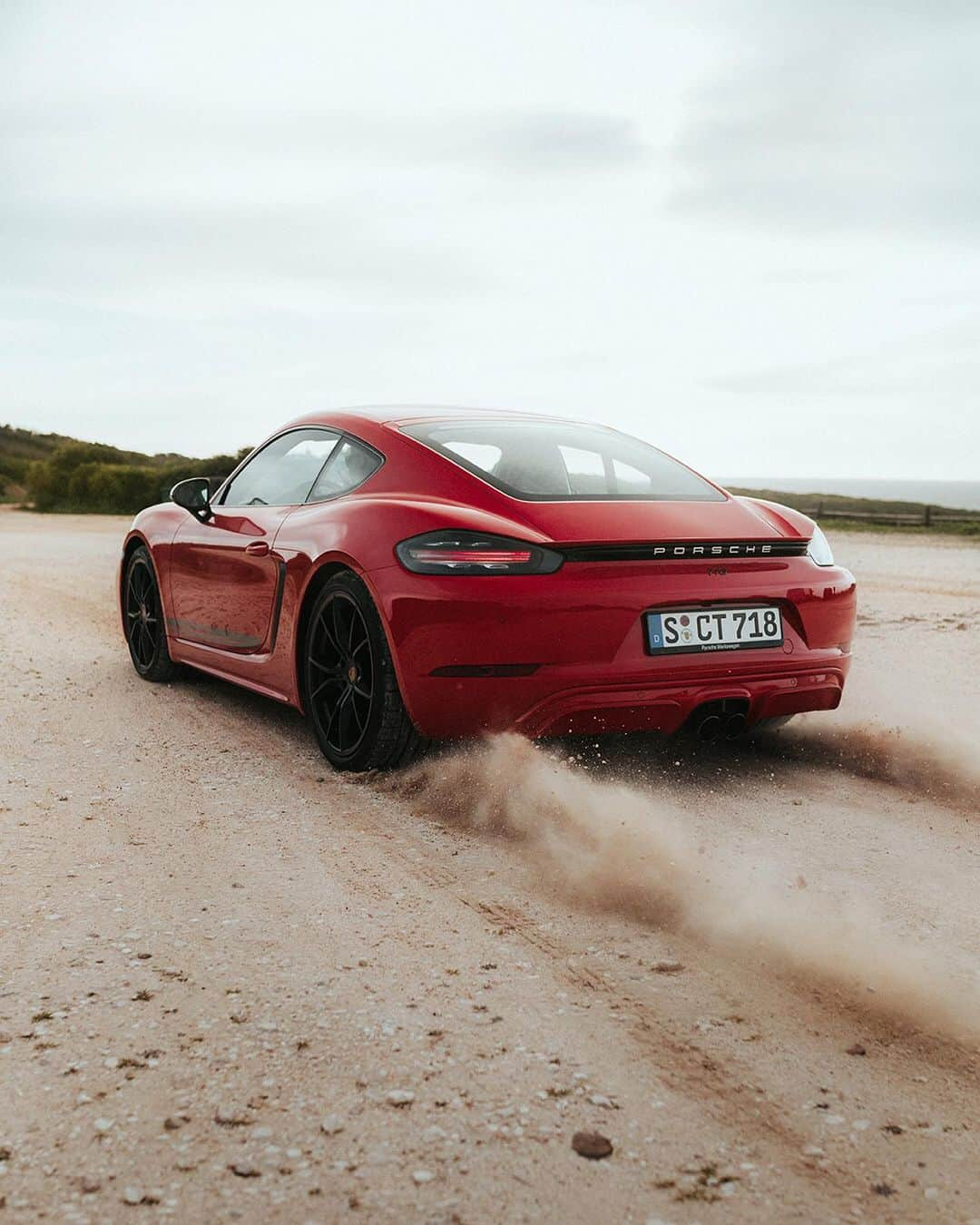 Porscheさんのインスタグラム写真 - (PorscheInstagram)「Two Porsche experienced petrol heads clearing their minds on the open road. @alvarosolermusic and @turbokyoko enjoyed the puristic driving performance of the 718 T along the Portuguese coast line. #Porsche #718T #Porsche718T #gonedriving #digitaldetox  __  Combined fuel consumption in accordance with EU 6: 718 T models: 8,2-7,9 l/100 km, CO2 emissions: 187-180 g/km」6月13日 1時17分 - porsche