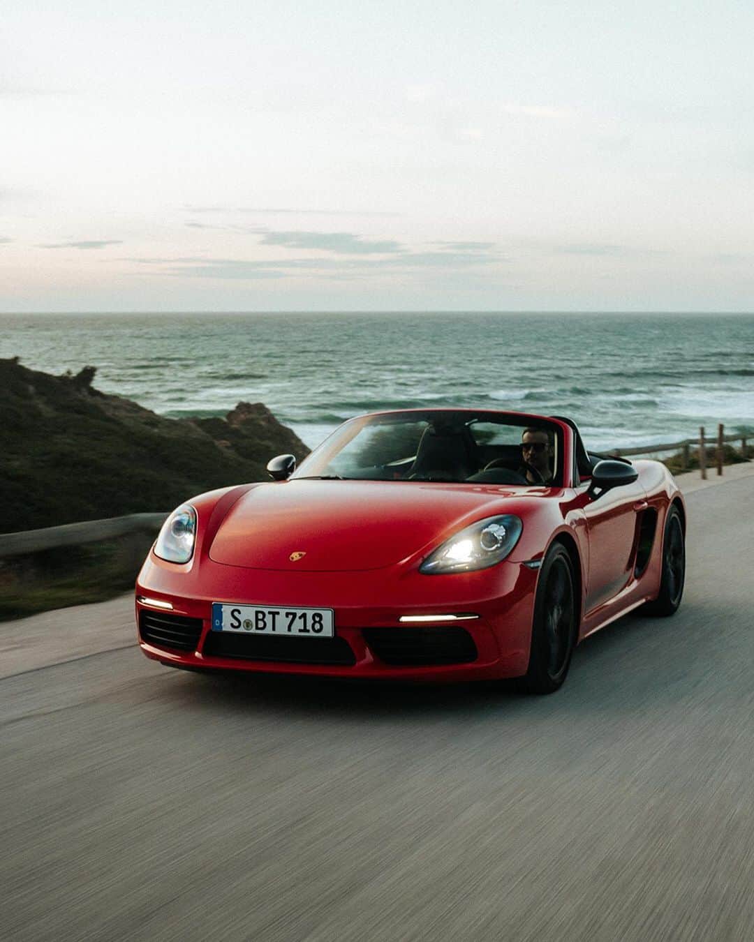 Porscheさんのインスタグラム写真 - (PorscheInstagram)「Two Porsche experienced petrol heads clearing their minds on the open road. @alvarosolermusic and @turbokyoko enjoyed the puristic driving performance of the 718 T along the Portuguese coast line. #Porsche #718T #Porsche718T #gonedriving #digitaldetox  __  Combined fuel consumption in accordance with EU 6: 718 T models: 8,2-7,9 l/100 km, CO2 emissions: 187-180 g/km」6月13日 1時17分 - porsche