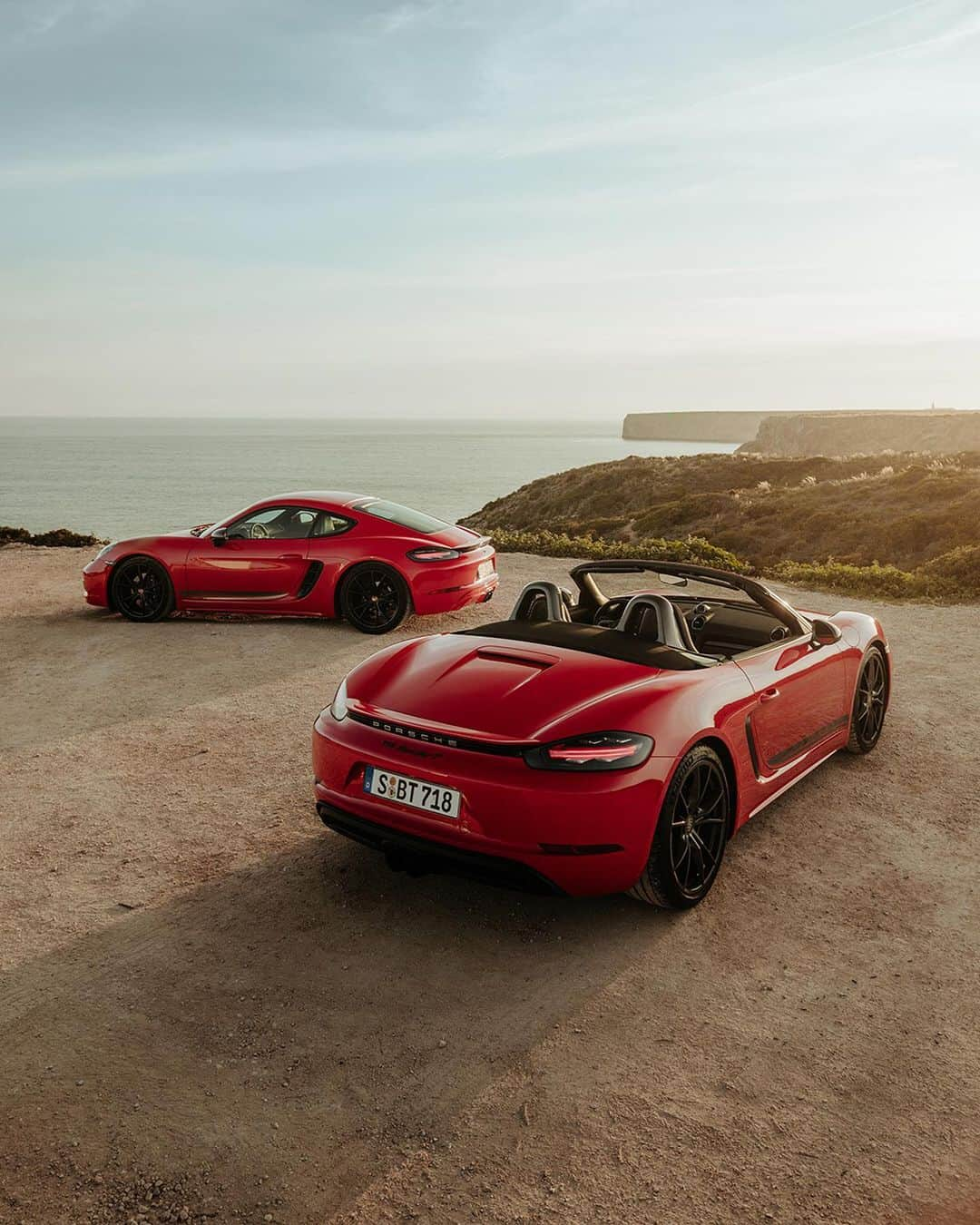 Porscheさんのインスタグラム写真 - (PorscheInstagram)「Two Porsche experienced petrol heads clearing their minds on the open road. @alvarosolermusic and @turbokyoko enjoyed the puristic driving performance of the 718 T along the Portuguese coast line. #Porsche #718T #Porsche718T #gonedriving #digitaldetox  __  Combined fuel consumption in accordance with EU 6: 718 T models: 8,2-7,9 l/100 km, CO2 emissions: 187-180 g/km」6月13日 1時17分 - porsche