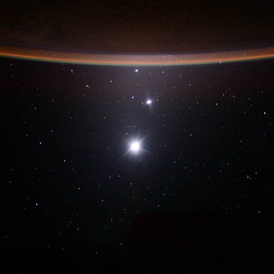 国際宇宙ステーションさんのインスタグラム写真 - (国際宇宙ステーションInstagram)「The Earth’s limb and the bright points of light of the Moon, Venus and Jupiter were pictured July 2015 by astronaut Scott Kelly. #nasa #earth #moon #venus #jupiter #stars #international #space #station #astronaut」6月13日 1時28分 - iss