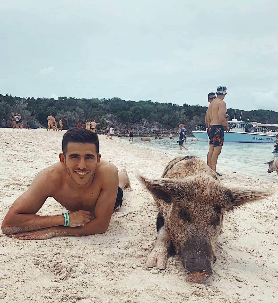 ハイロ・サンペリオのインスタグラム：「Beach more & worry less! 🐷🦎🌴🇧🇸 #BahamasMood #HolidayON #QualityTime」