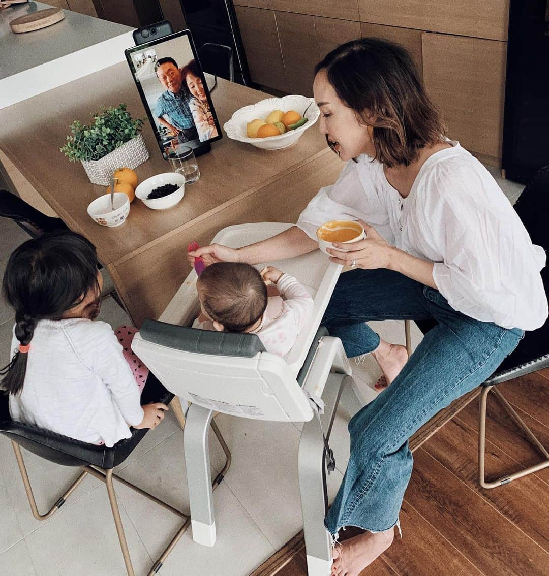 クリッセル・リムさんのインスタグラム写真 - (クリッセル・リムInstagram)「I got my dad @portalfromfacebook for #FathersDay and it honestly has been game-changing for our relationship. It takes video calling to a whole new level. We use it every day and it has been a great way to interact with my parents on our day to day activities at home. My dad loves playing Chloe's favorite songs on the guitar as we sing along, to eating breakfast together and even cooking so be sure to follow @PortalfromFacebook Stories as I show you how we cook, dance, and stay connected with my Umma + Appa. #PortalPartner #Portal #FeelThere」6月13日 1時24分 - chrisellelim