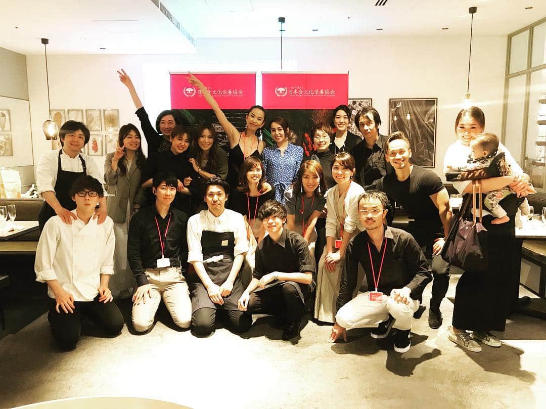菅井悦子さんのインスタグラム写真 - (菅井悦子Instagram)「@jadcana_official 日本食文化栄養協会のローンチパーティを無事に終えることができました。 ｰ 大きなサポートをしてくださった @cosmekitchen_adaptation の皆さん、当日のお手伝いをしてくれた皆さん、本当にありがとうございました。 ｰ 『呼ばれる側』から『呼ぶ側』に立ってみて、多くの人に支えられていることを再認識いたしました。 今回のパーティの様子や、今後のお知らせなどは随時行っていきますので、、 『みんなで美しく健康になりましょう！』 #日本食文化栄養協会」6月13日 1時27分 - etsuko313