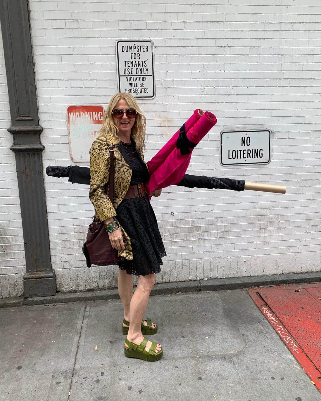 ナネットレポーのインスタグラム：「Always a good time at the cutting room✂️ ...especially in my new Flower Child dress 😉 #stillshlepping #noloitering」