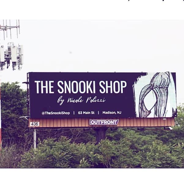 ニコール・ ポリッツィのインスタグラム：「Mawma got some billboards in Jerz 🖤 @thesnookishop」