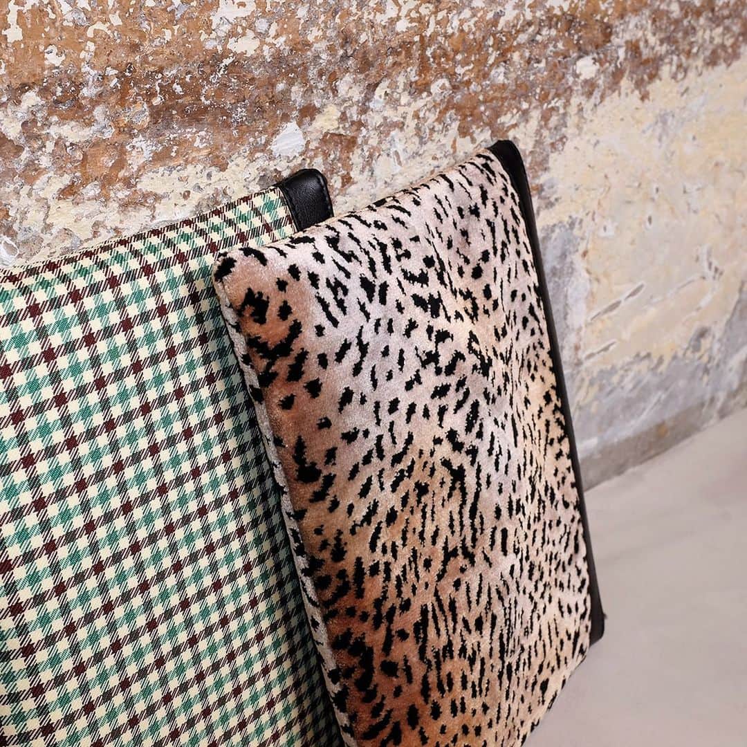 ローズアンナさんのインスタグラム写真 - (ローズアンナInstagram)「Carreaux sages ou léopard sauvage ? - Wise tiles or wild leopard? #roseanna #pochette #carreaux #leopard #accessories」6月13日 1時36分 - roseanna__officiel