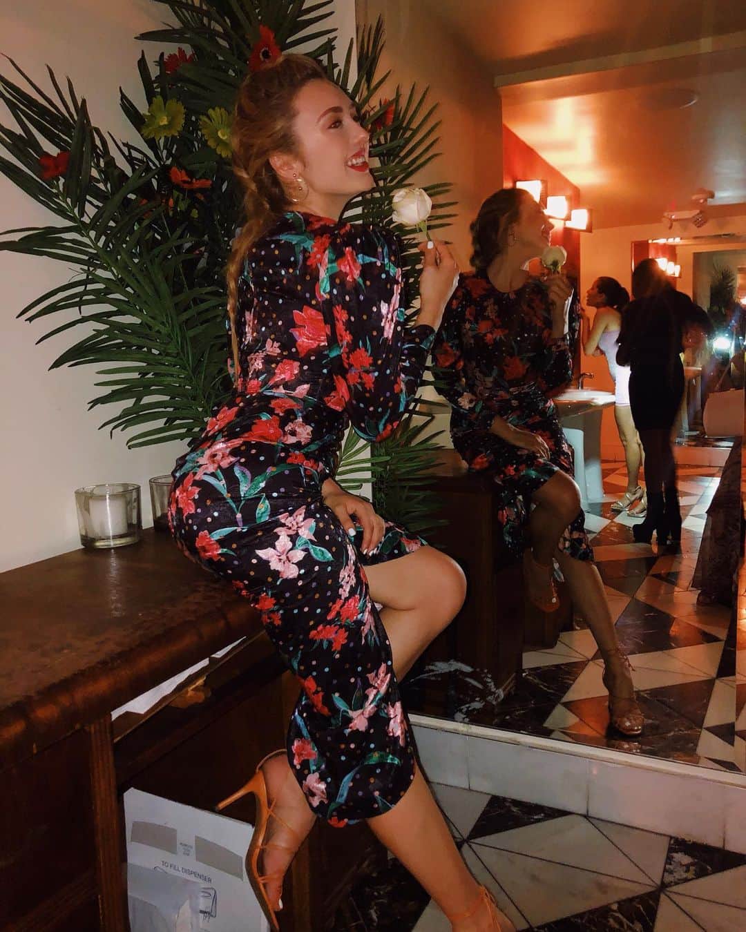 ペイトン・リストのインスタグラム：「party in the women’s bathroom  WIFxInstyle」