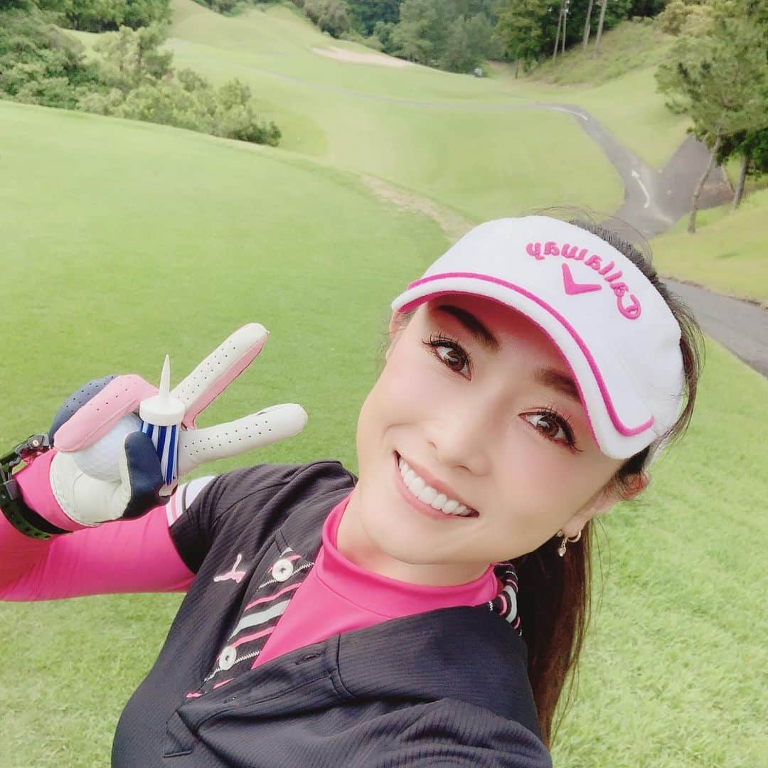 のインスタグラム：「お友達たちとゴルフ🏌️‍♀️✨ . 笑い過ぎて最近で1番笑ったかもw ってくらい充実🤣 やっぱゴルフは楽しくなくちゃ😝✨ . いつも楽しいんだけどね！ ポジティブゴルフしたい人集まれーーー😆😆😆 . #ゴルフ #golf #ゴルフ女子  #ポジティブゴルフ #positivegolf そろそろ #ゴルフセット 欲しい。。。 そろそろ新しい #ゴルフウェア 欲しい。。。 #ゴルフ好きと繋がりたい  #杏さゆり #SayuriAnzu」